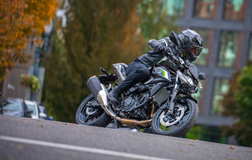 ¿Cuál es el precio de transferencia de una moto usada en noviembre de 2025?