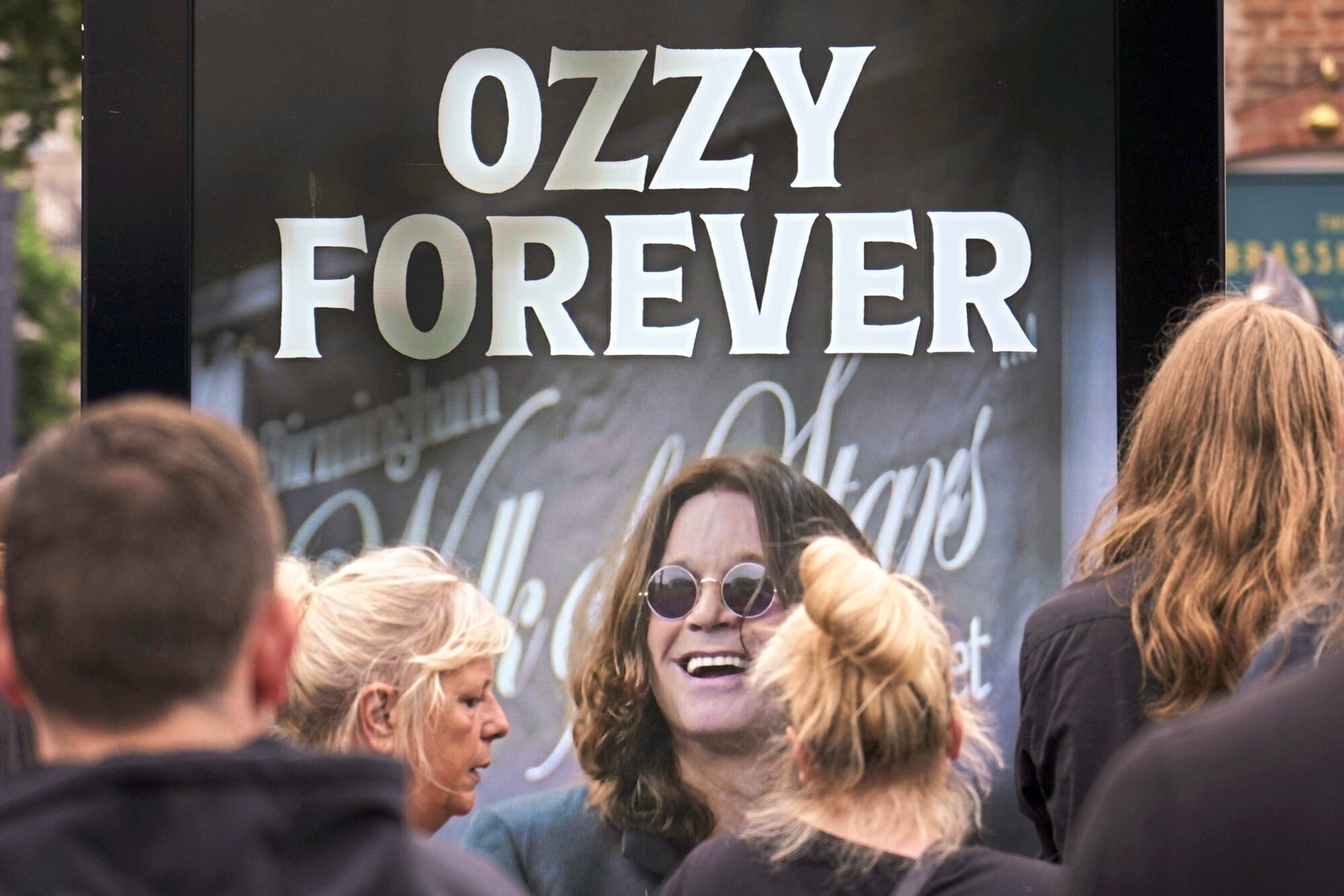 Un cartel rinde homenaje al músico Ozzy Osbourne mientras miles de fans se congregaban para presenciar el funeral del líder de Black Sabbath, tras su fallecimiento a los 76 años en Birmingham, Inglaterra, el miércoles 30 de julio de 2025