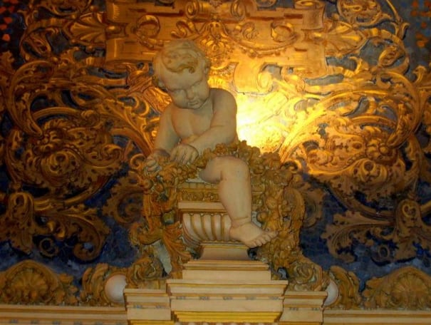 Dos querubines decoran el salón de recepción del Palacio Lagomarsino