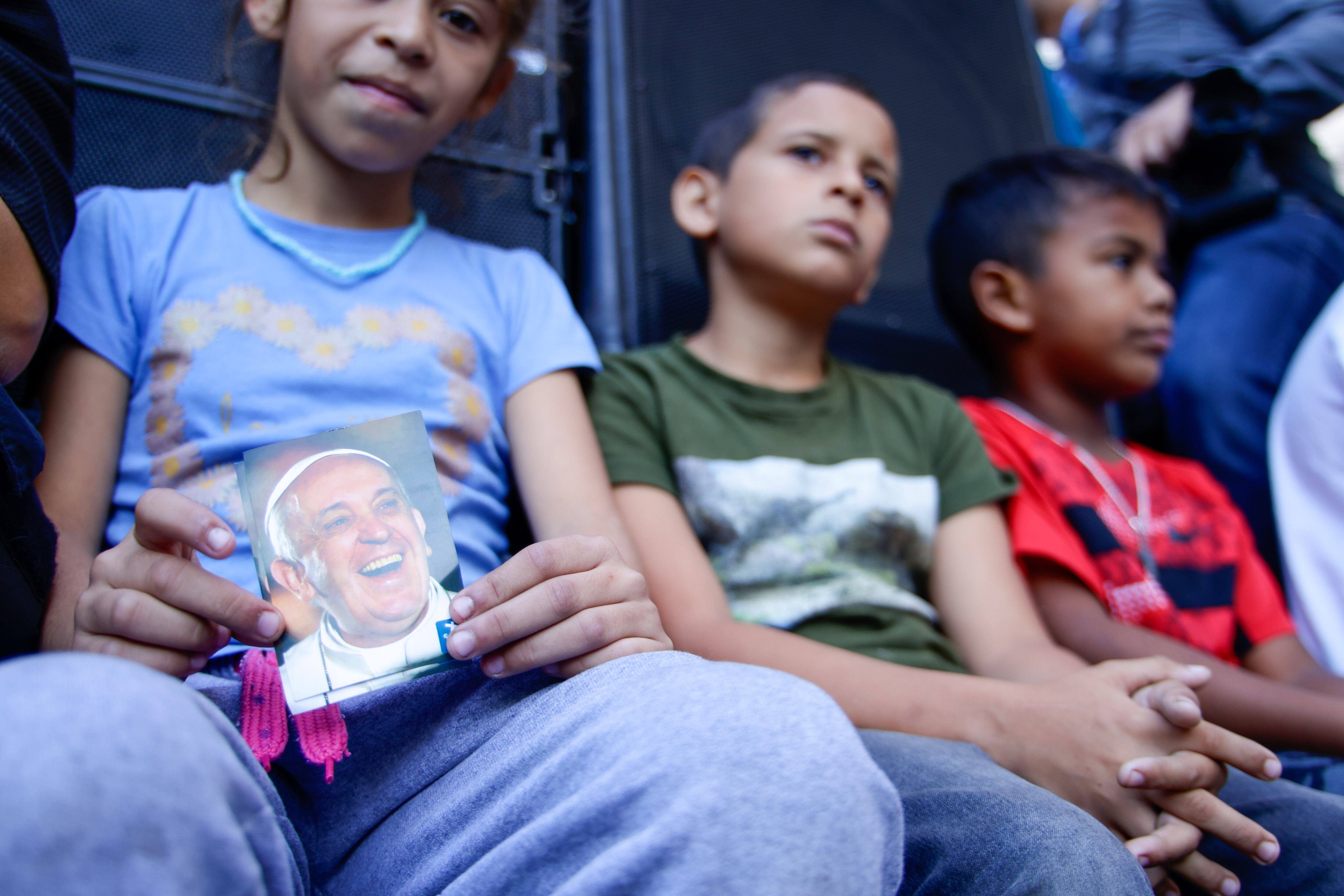 La cara de Francisco apareció en estampitas, pancartas, banderas y esculturas