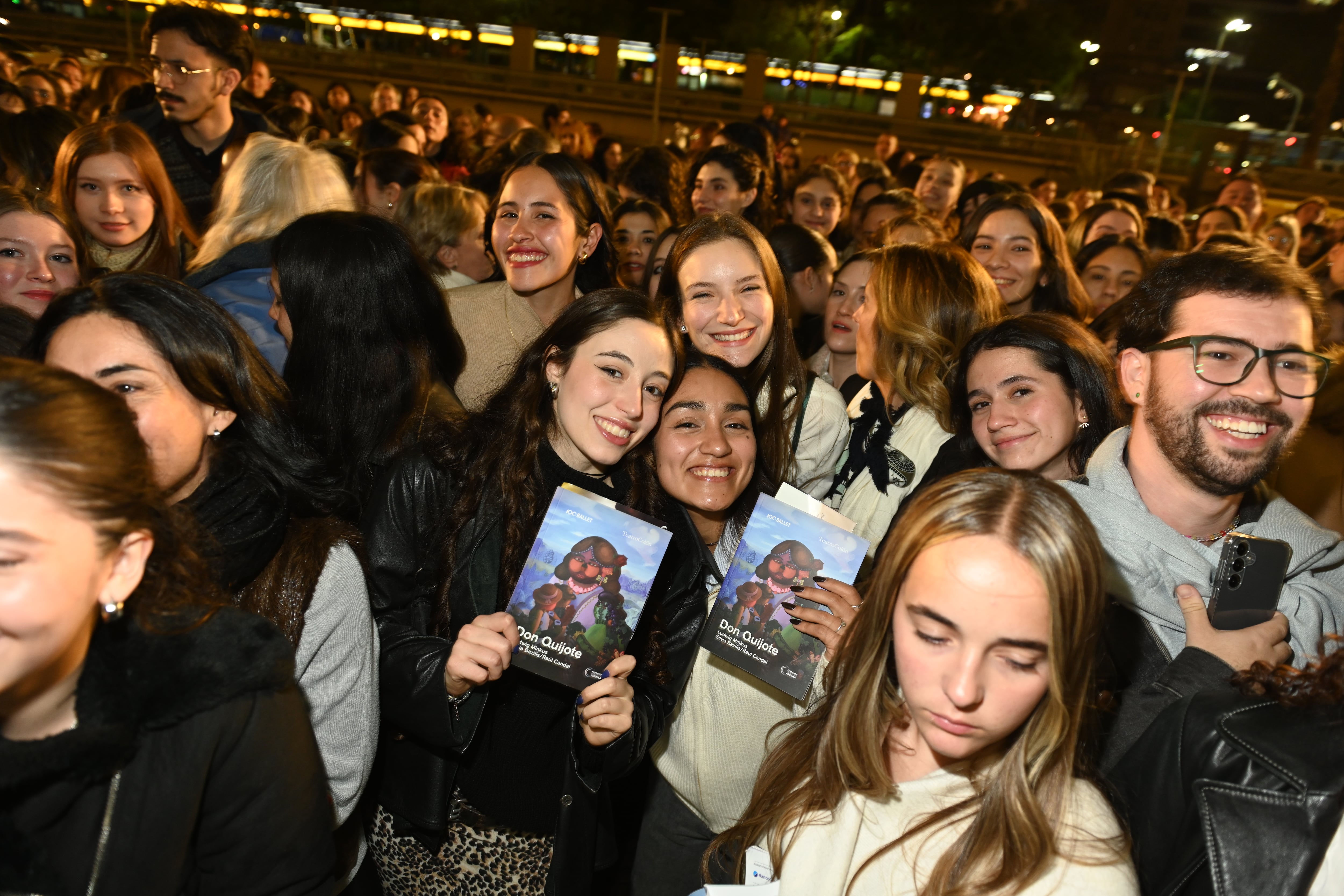 Programa de mano y sonrisas, entre las fans