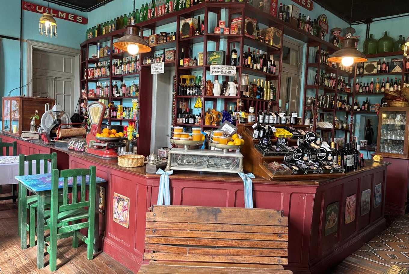 El espacio combina historia, identidad y una propuesta gastronómica que recupera la esencia de Casa Báez, el antiguo almacén de ramos generales del pueblo, cerrado por décadas.