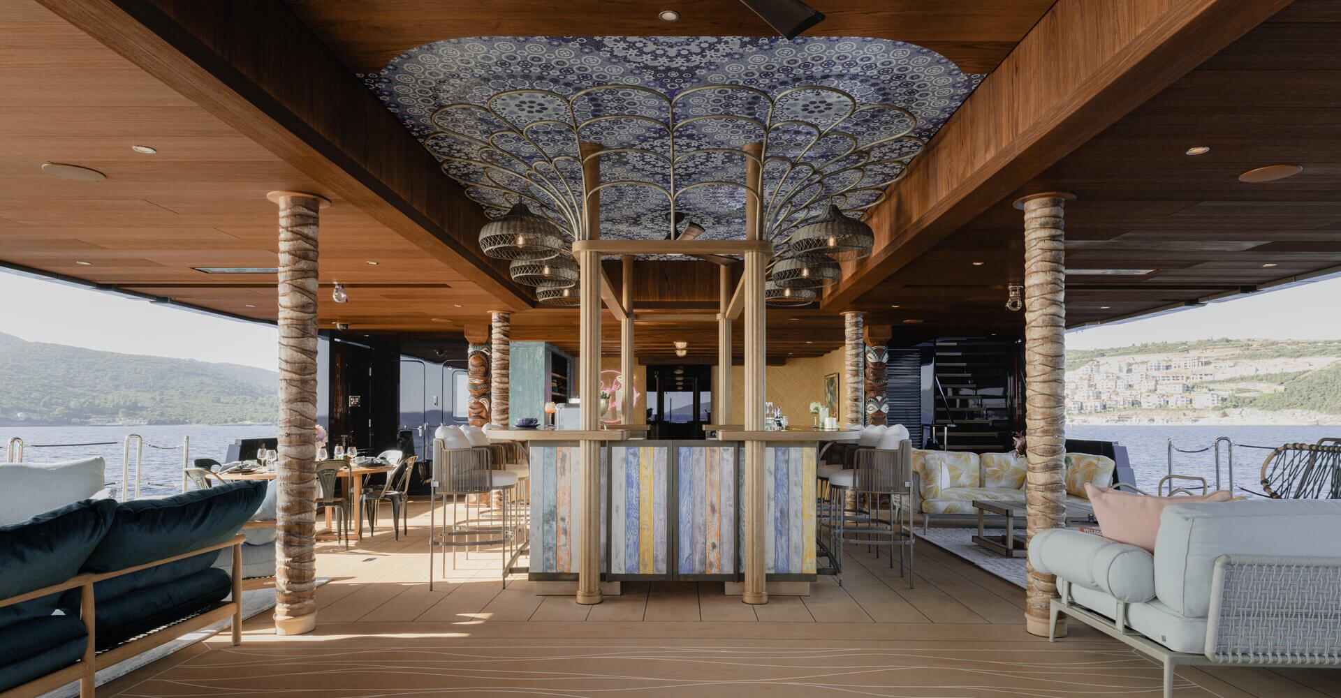 Una de las cubiertas exteriores del Pink Shadow, con una gran barra de tragos central (foto: designunlimited.net)