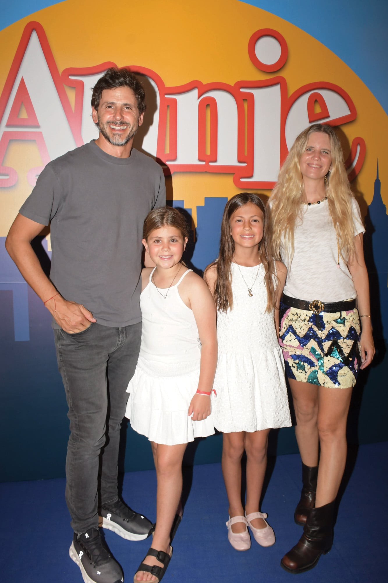 Darío Turovelzky y su mujer,
Sofía Soldati, junto a sus
hijas, Lara y Juana