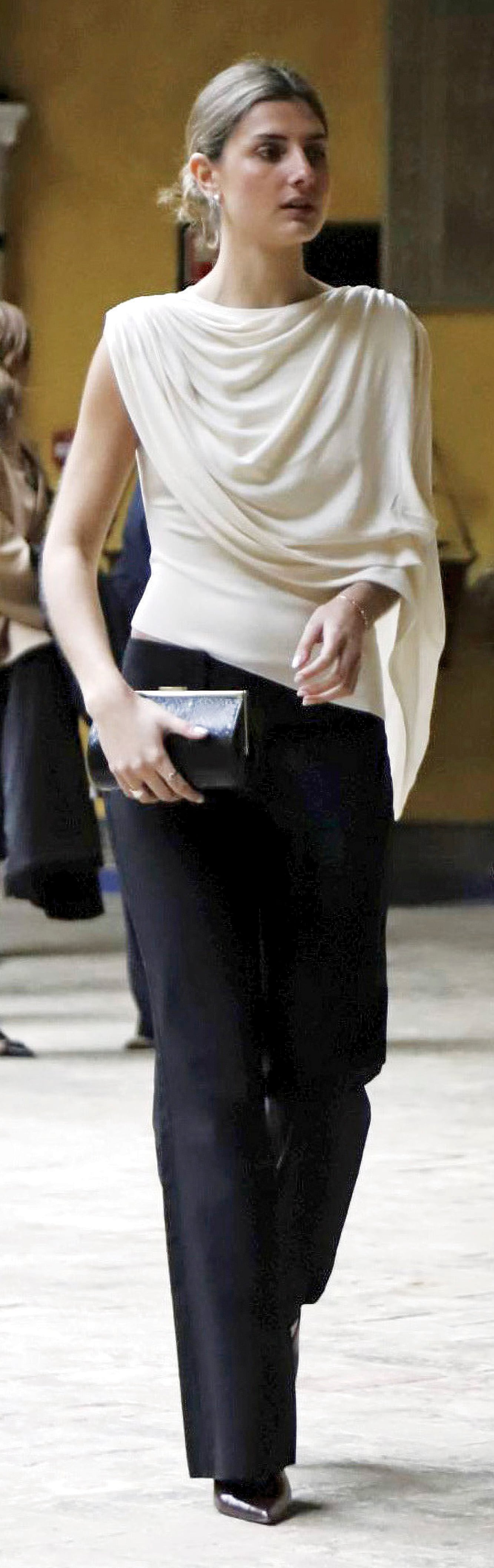 Amina Martínez de Irujo es otra de las nietas de la duquesa de Alba, y es hija de Cayetano Martínez de Irujo y Genoveva Casanova. Suele mantener un perfil bajo y es raro verla en eventos, pero viajó especialmente a Sevilla desde Londres para recibir al Rey en el palacio donde vivió su abuela