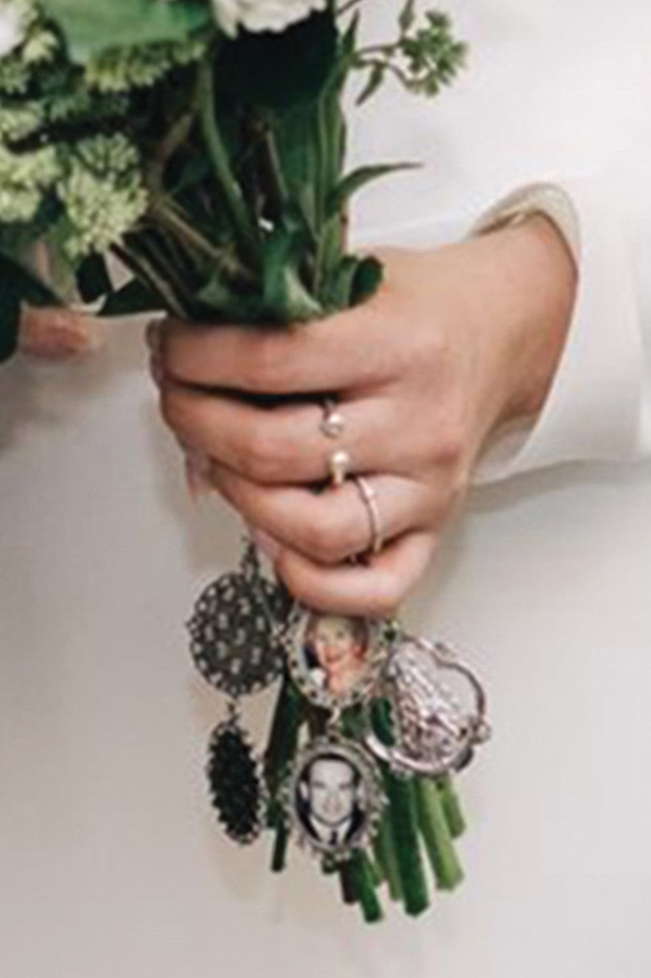 En el ramo, llevaba fotos de sus abuelos maternos y paternos; y, además, fotos de los padres de Damián