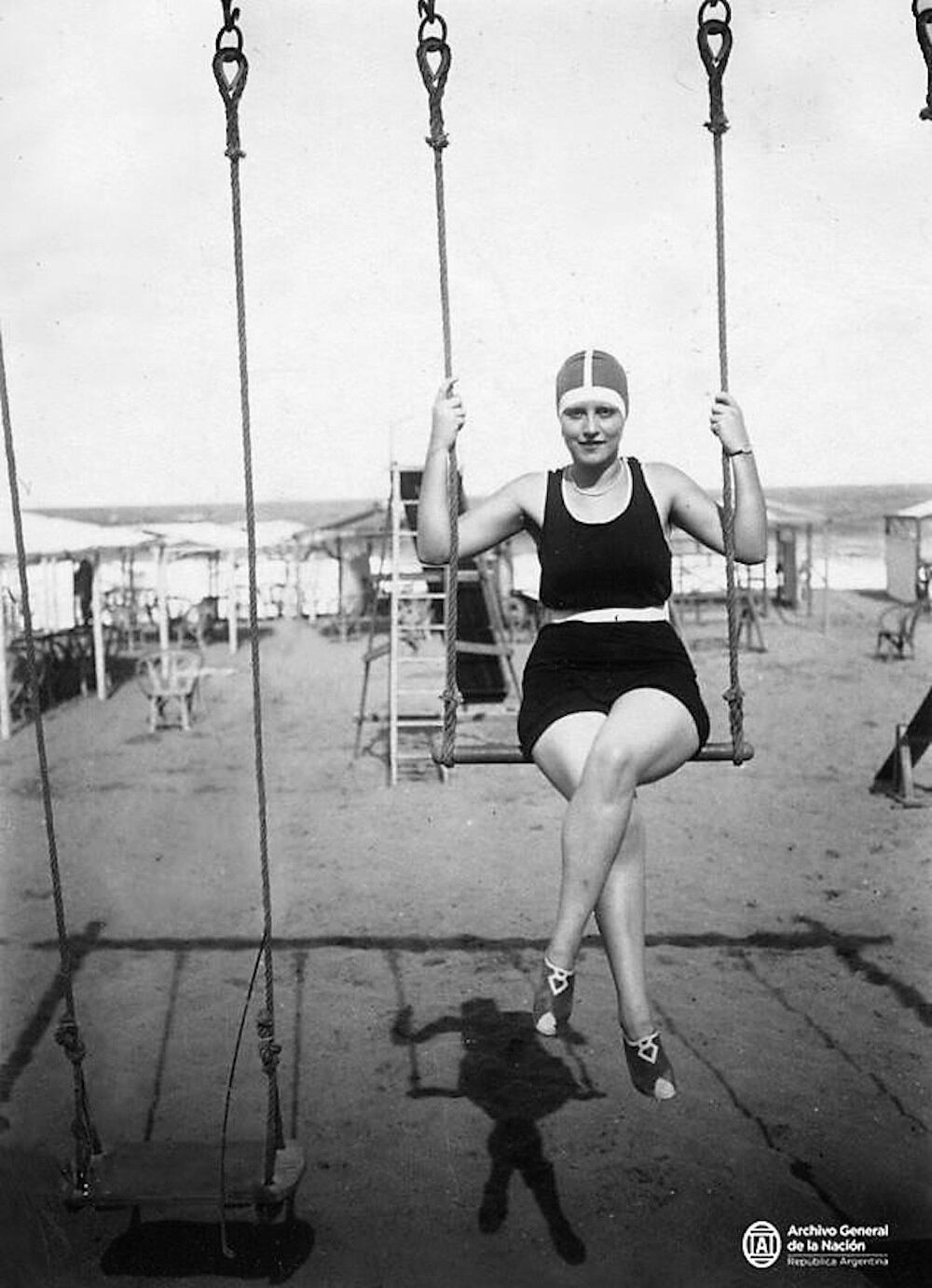 En Mar del Plata, 1929, con un Kellerman, con tiradores y la cintura marcada