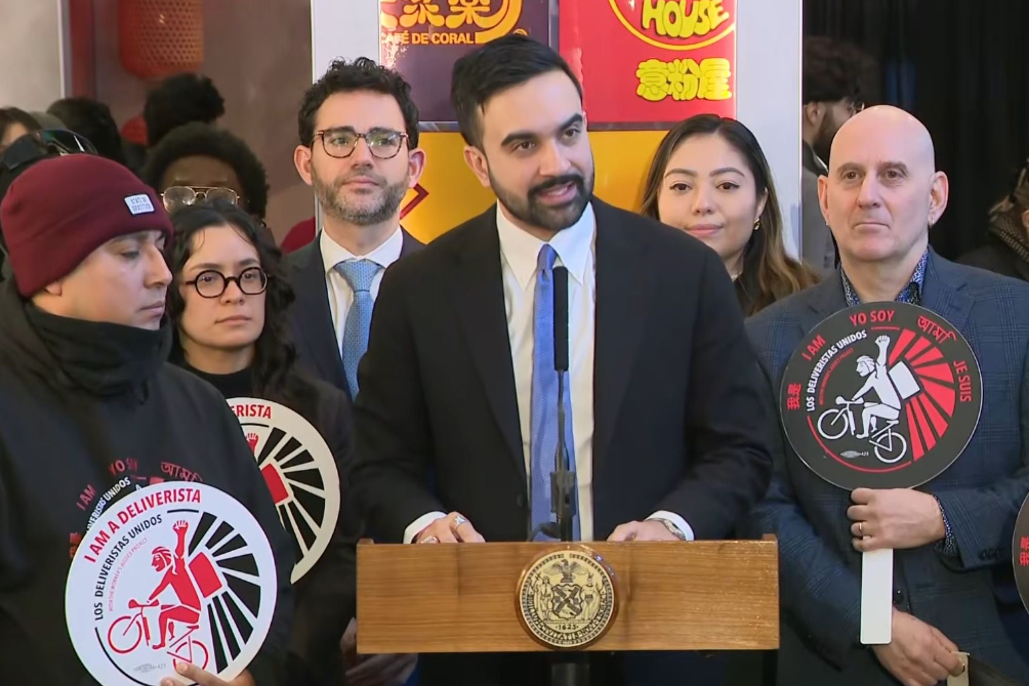 El alcalde de la ciudad de Nueva York detalló las iniciativas de protección a los trabajadores de reparto