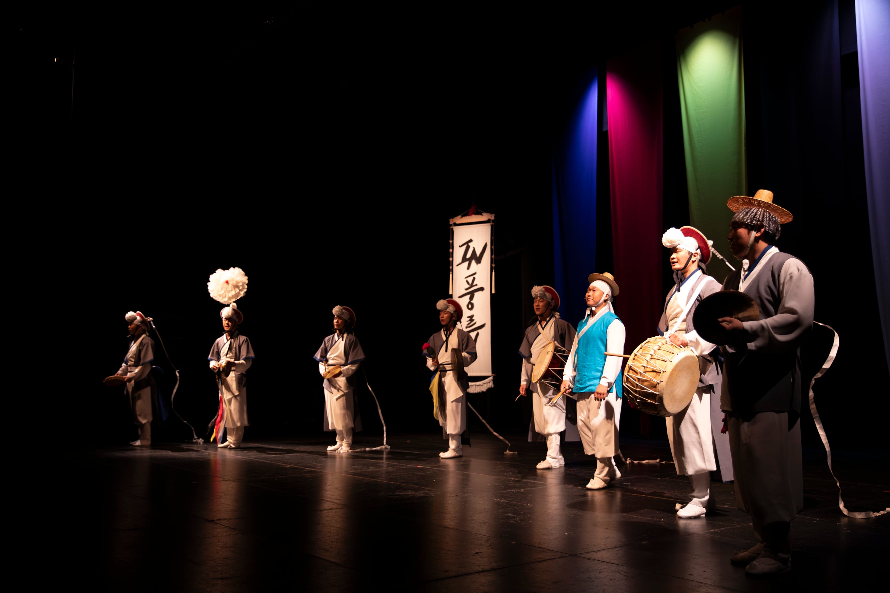 IN Pungnyu, un grupo de artistas que llegará desde Corea para ofrecer un espectáculo de música, danza y acrobacia tradicional