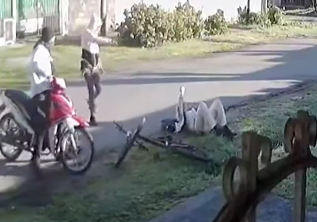 Dos motochorros le robaron la bicicleta a un joven y le dispararon pese a que no intentó resistirse