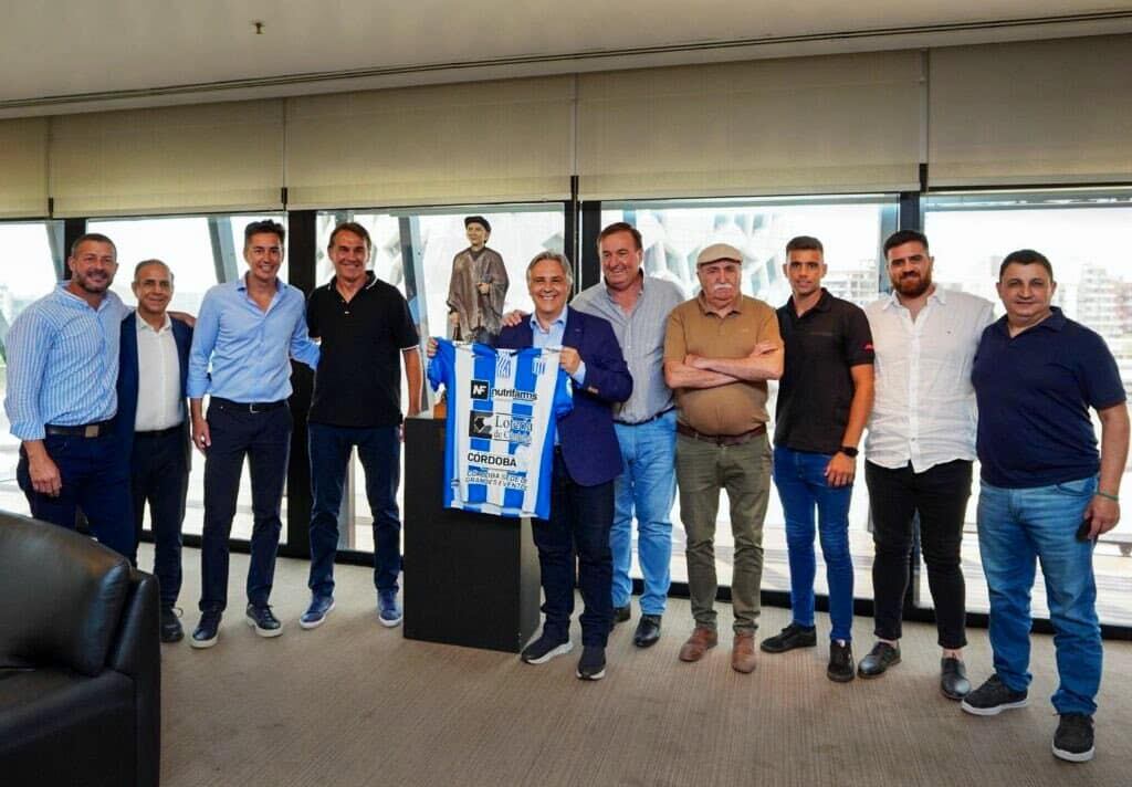 El gobernador de la provincia de Córdoba, Martín Llaryora, con la camiseta del Club Deportivo Argentino, junto al presidente del club, Claudio Nebbia, en el encuentro del día lunes.