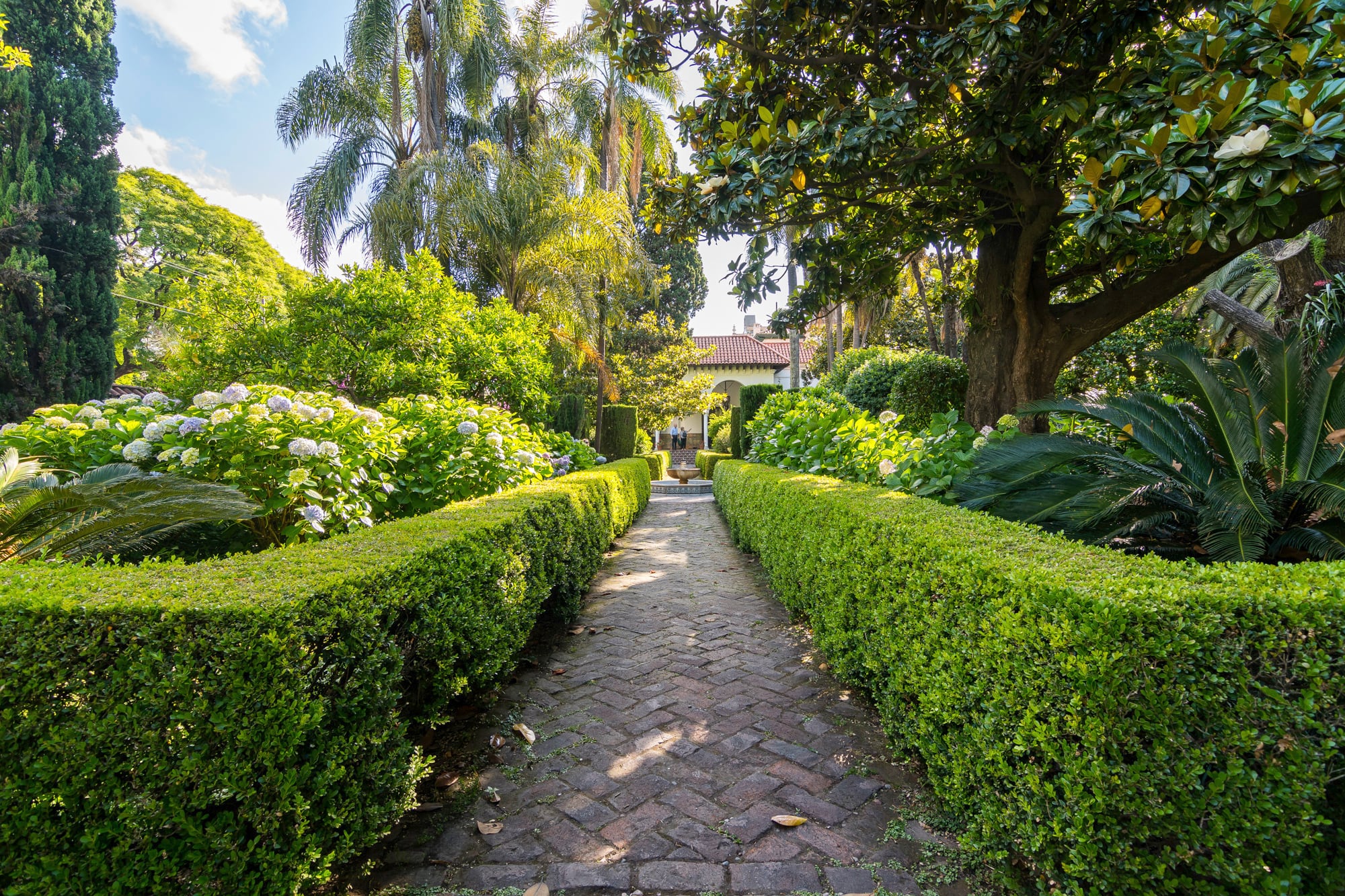 La disposición de los senderos, la vegetación y el agua responde a tradiciones que entienden al jardín como un lugar de conexión con lo trascendental