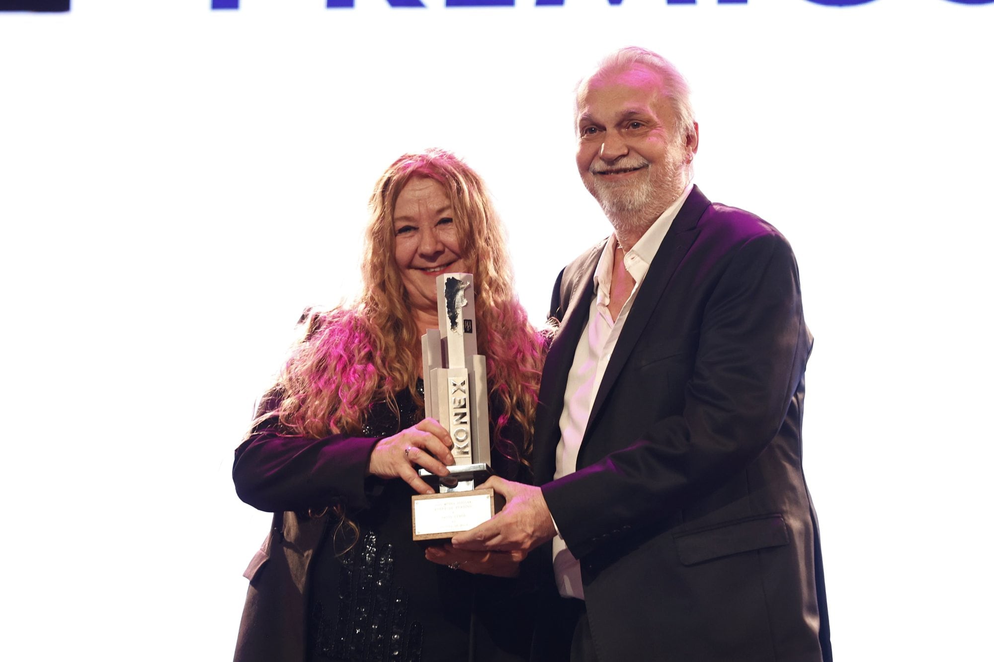 David Lebón, al recibir su premio, de manos de Claudia Puyó