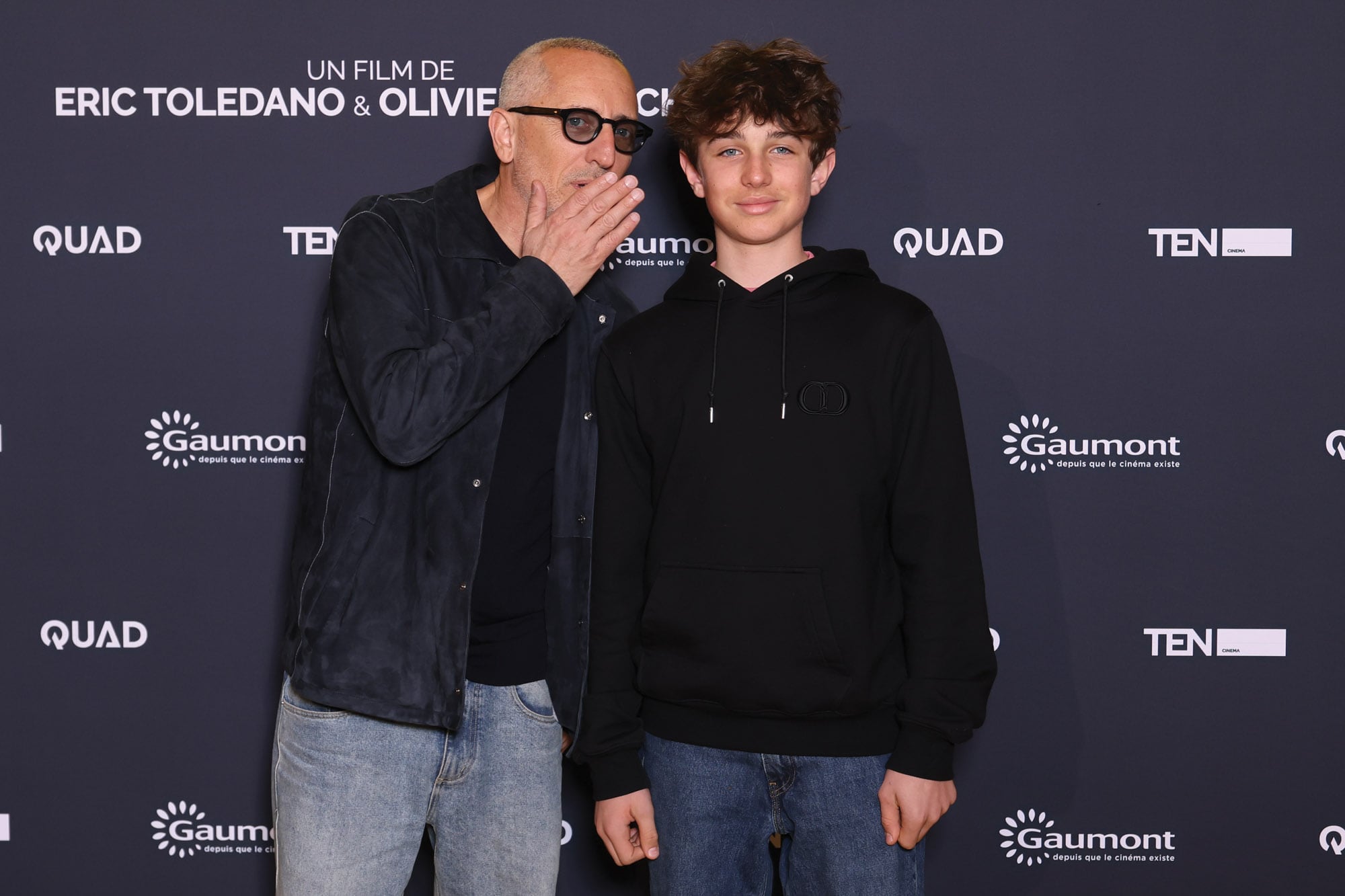 Gestos de cariño y complicidad se dieron a la entrada del mítico Grand Rex de París