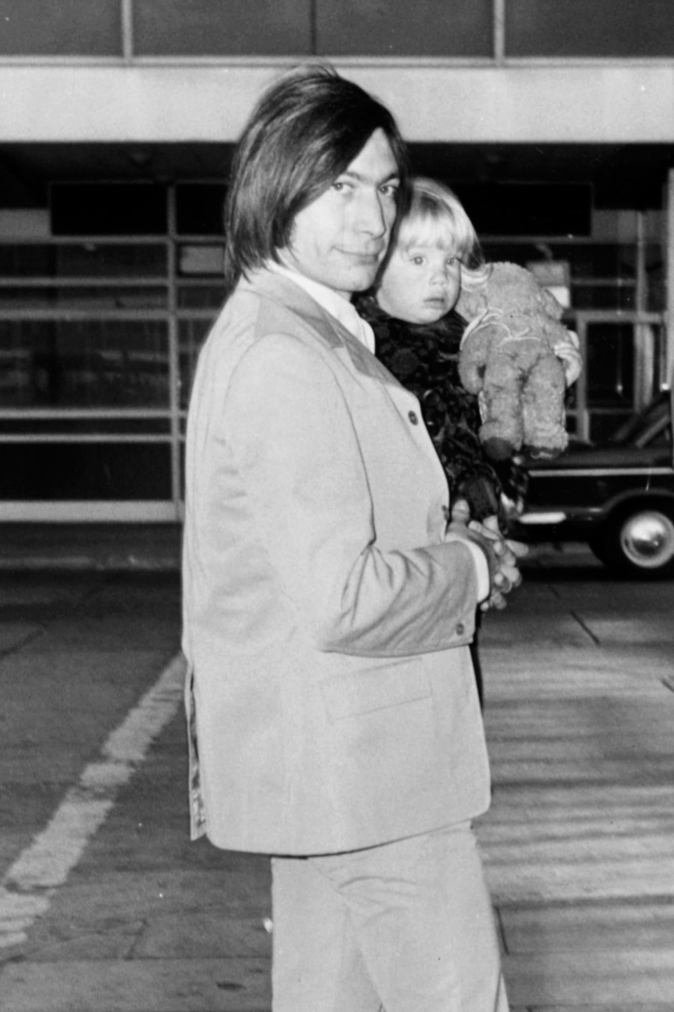 Charlie Watts y su hija Seraphina en su llegada al aeropuerto de Londres, el 17 de octubre de 1969