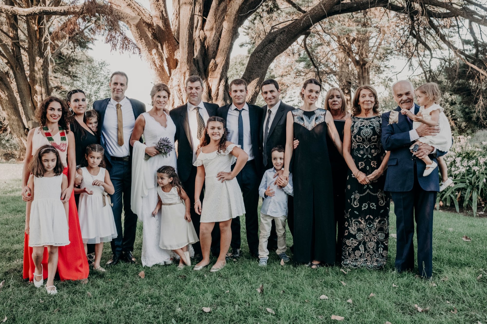 Celia es oriunda de Azul y forma parte de una familia de cinco hermanos, numerosos tíos y primos. Cumplió su sueño de casarse en el campo.