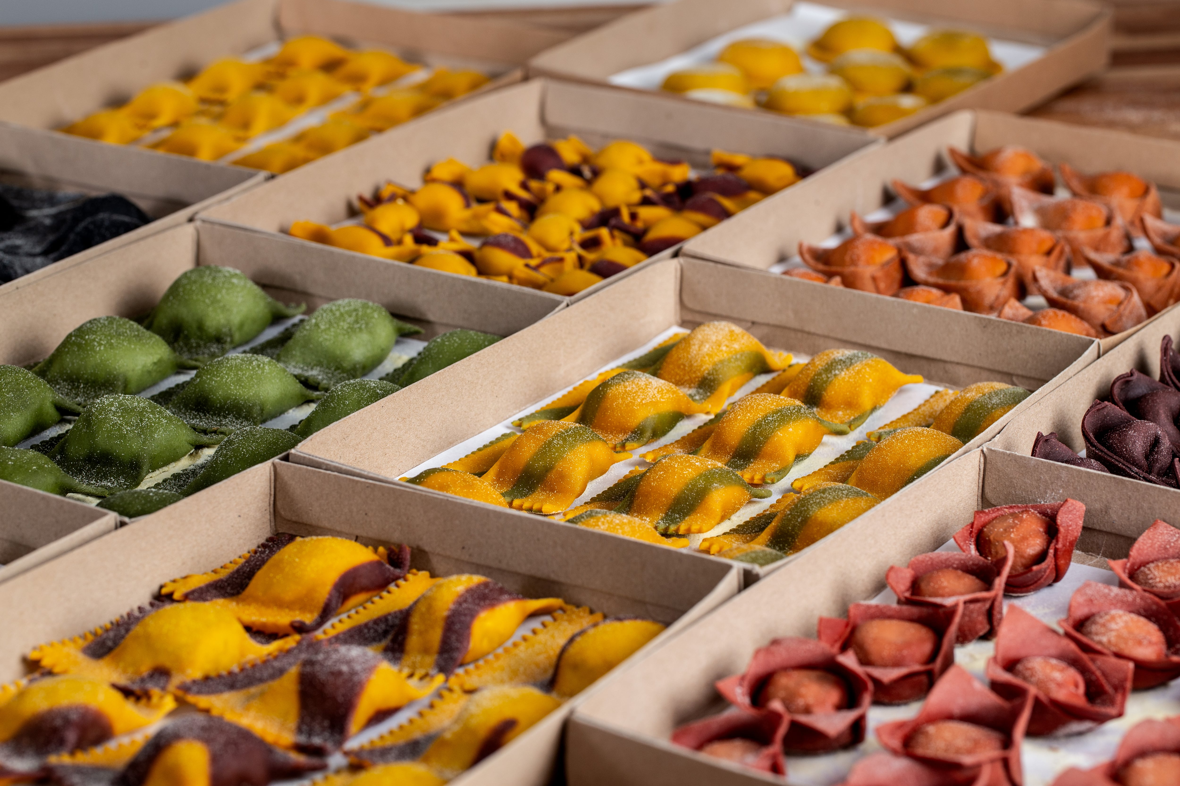 Los múltiples colores de sus pastas se logran gracias al empleo de ingredientes 100% naturales, como remolacha y pimentón
