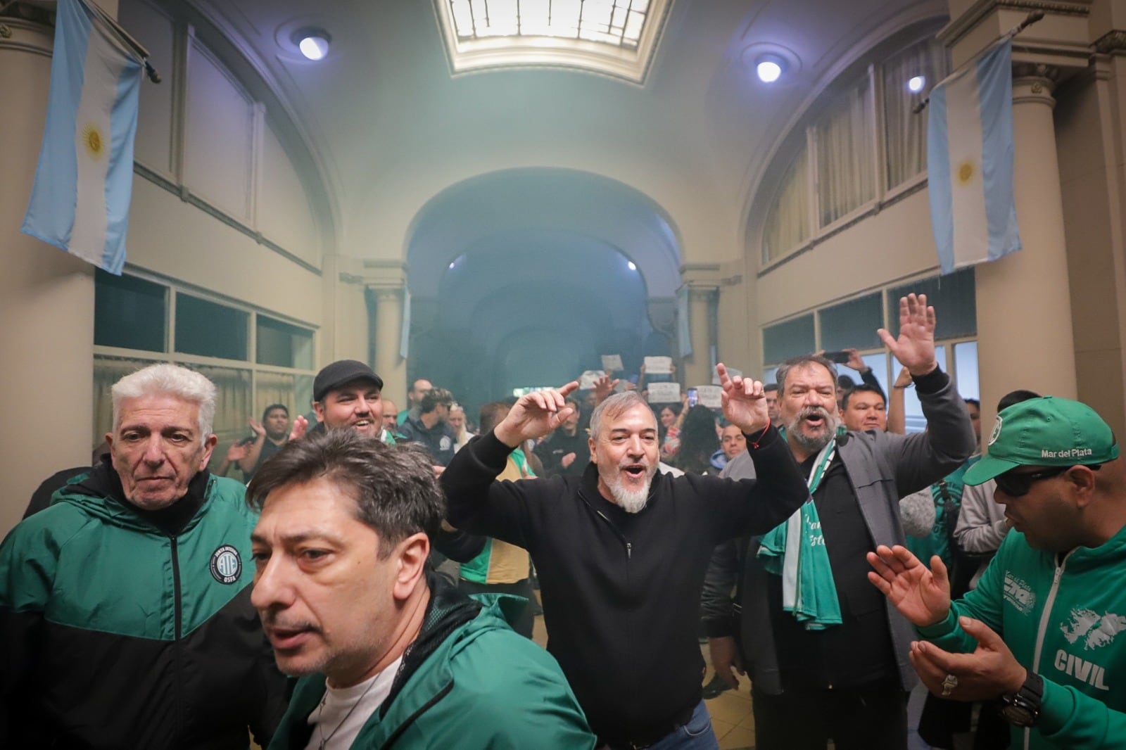 De buzo negro, en el centro, Rodolfo Aguiar, el sindicalista estatal que encabezó la toma de la sede de la obra social militar