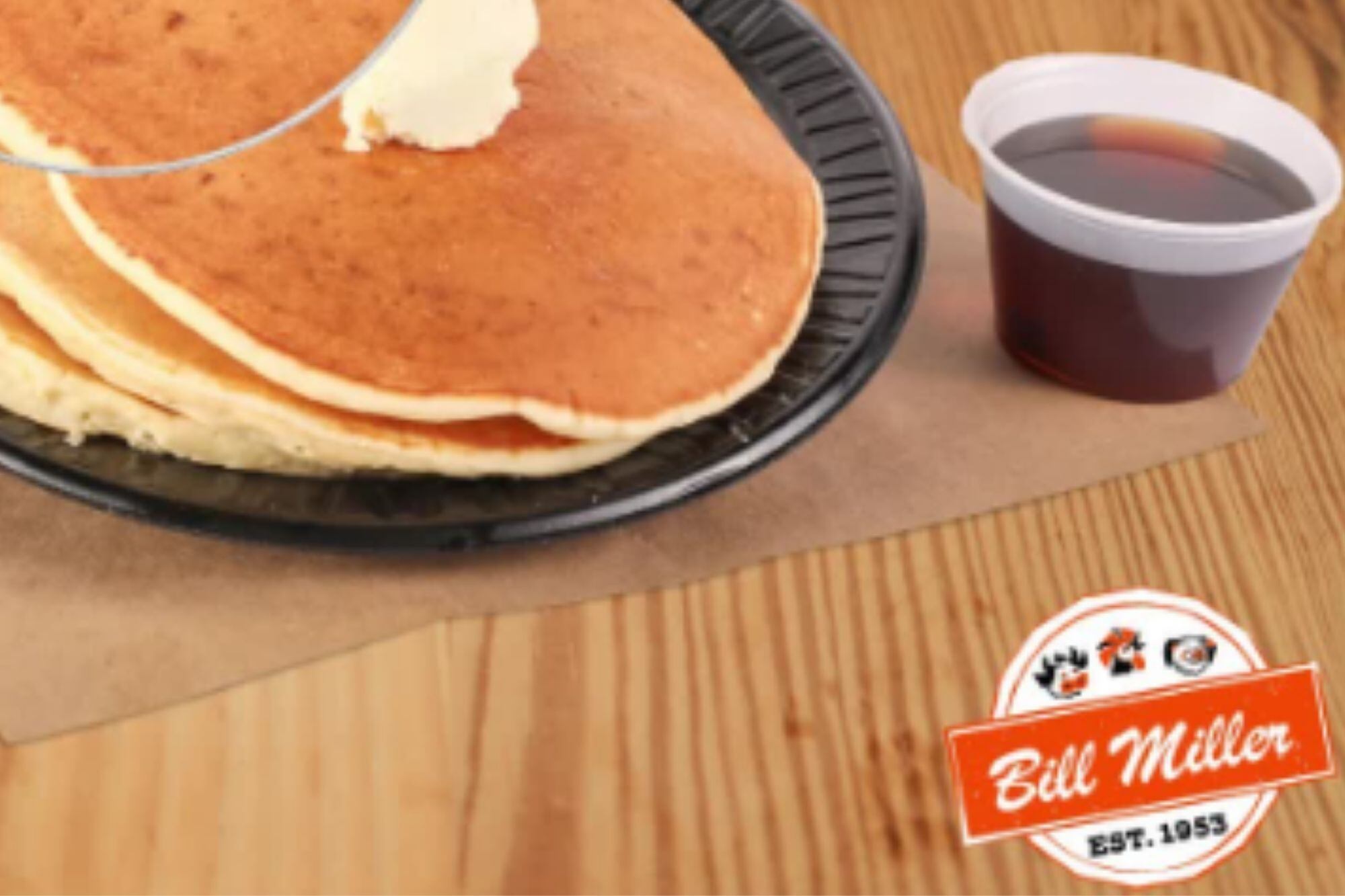 La temperatura inusualmente caliente de la salsa que acompañaba los panqueques le provocó graves quemaduras a la demandante. (Instagram Bill Miller)