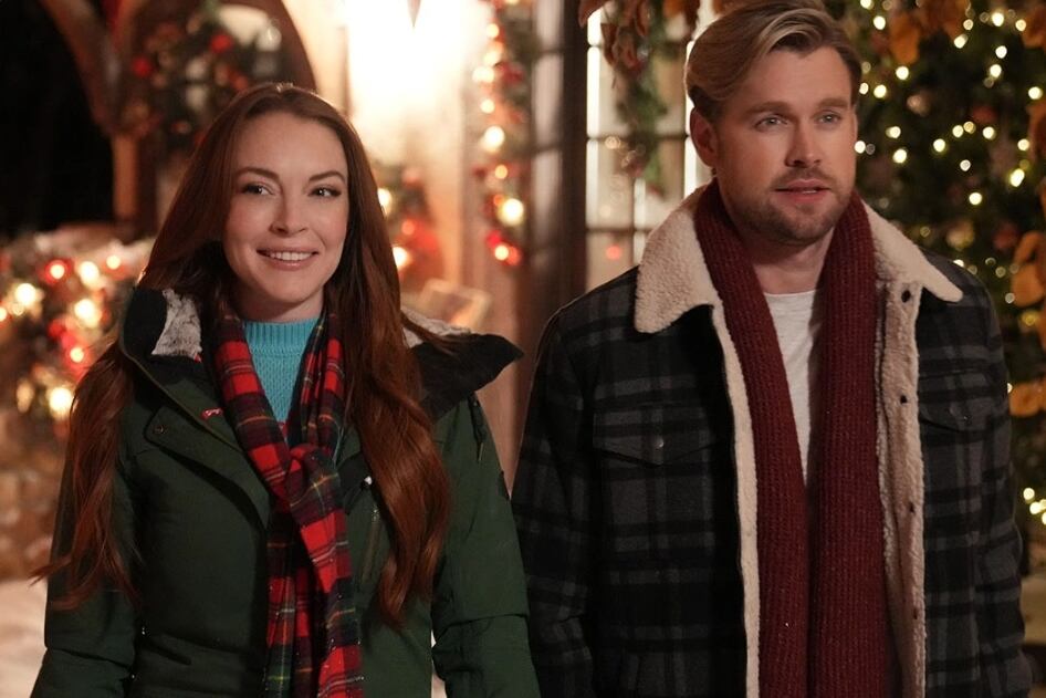 Lindsay Lohan y Chord Overstreet en Navidad de golpe
