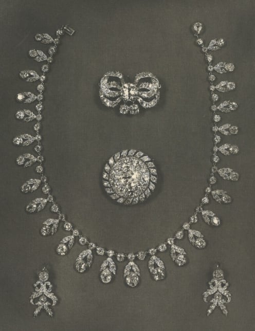 La prestigiosa subasta presenta piezas únicas de linaje real. Encabeza la colección un legendario broche de diamantes que Napoleón perdió al huir de Waterloo, custodiado por la realeza prusiana durante más de dos siglos y ahora ofrecido por primera vez en subasta.