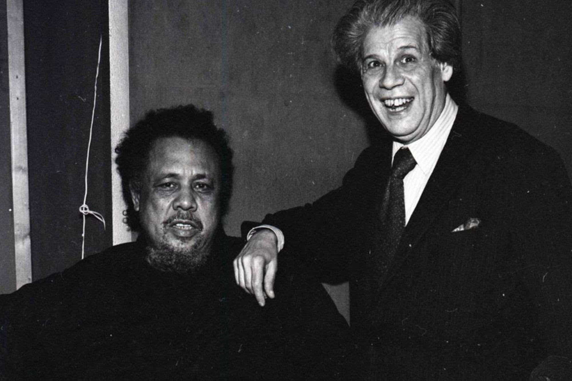 Enrique Mono Villegas junto a Charles Mingus, en una visita del contrabajista a Buenos Aires