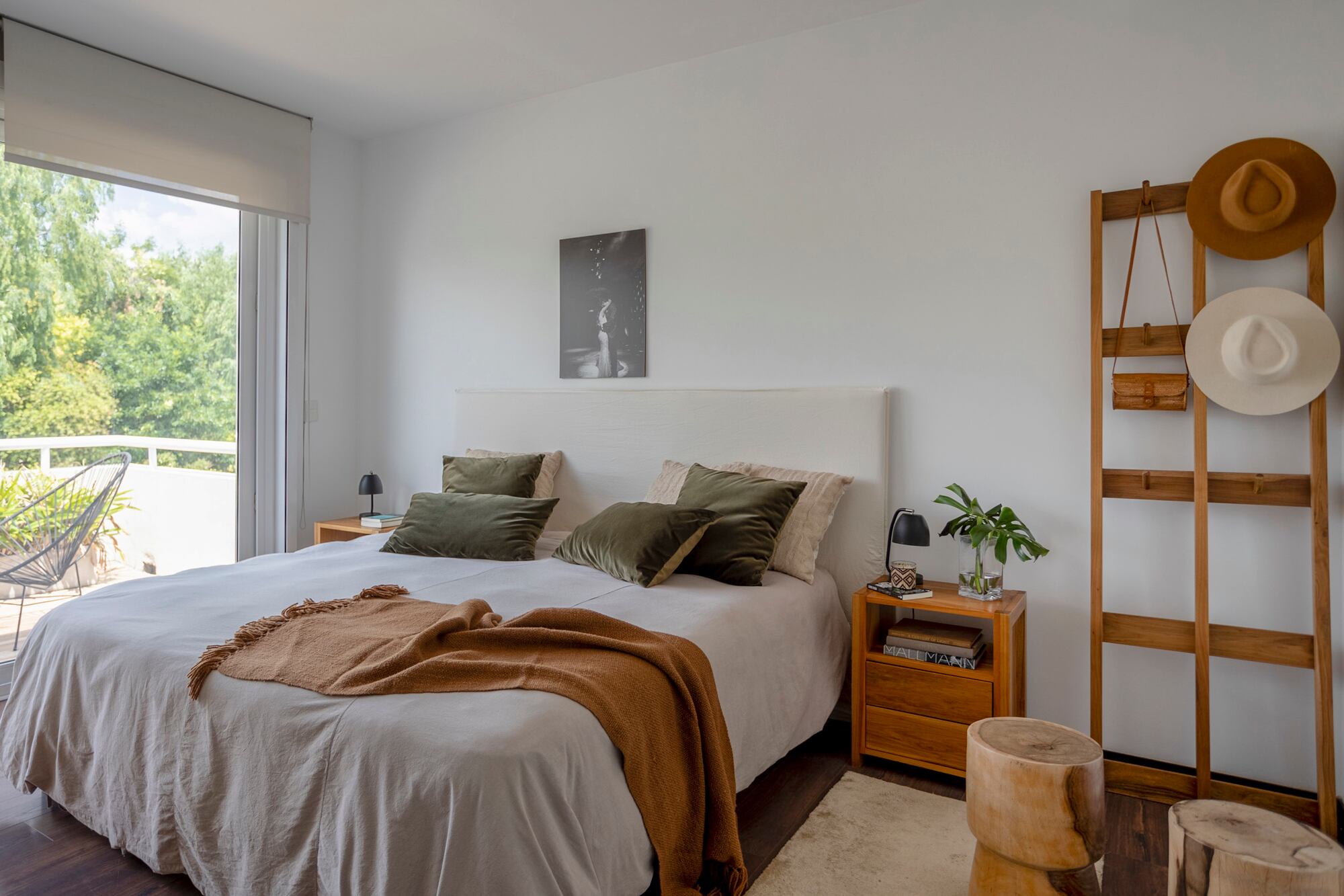 Tochos y mesas de luz hechos a medida por encargo de Carolina.