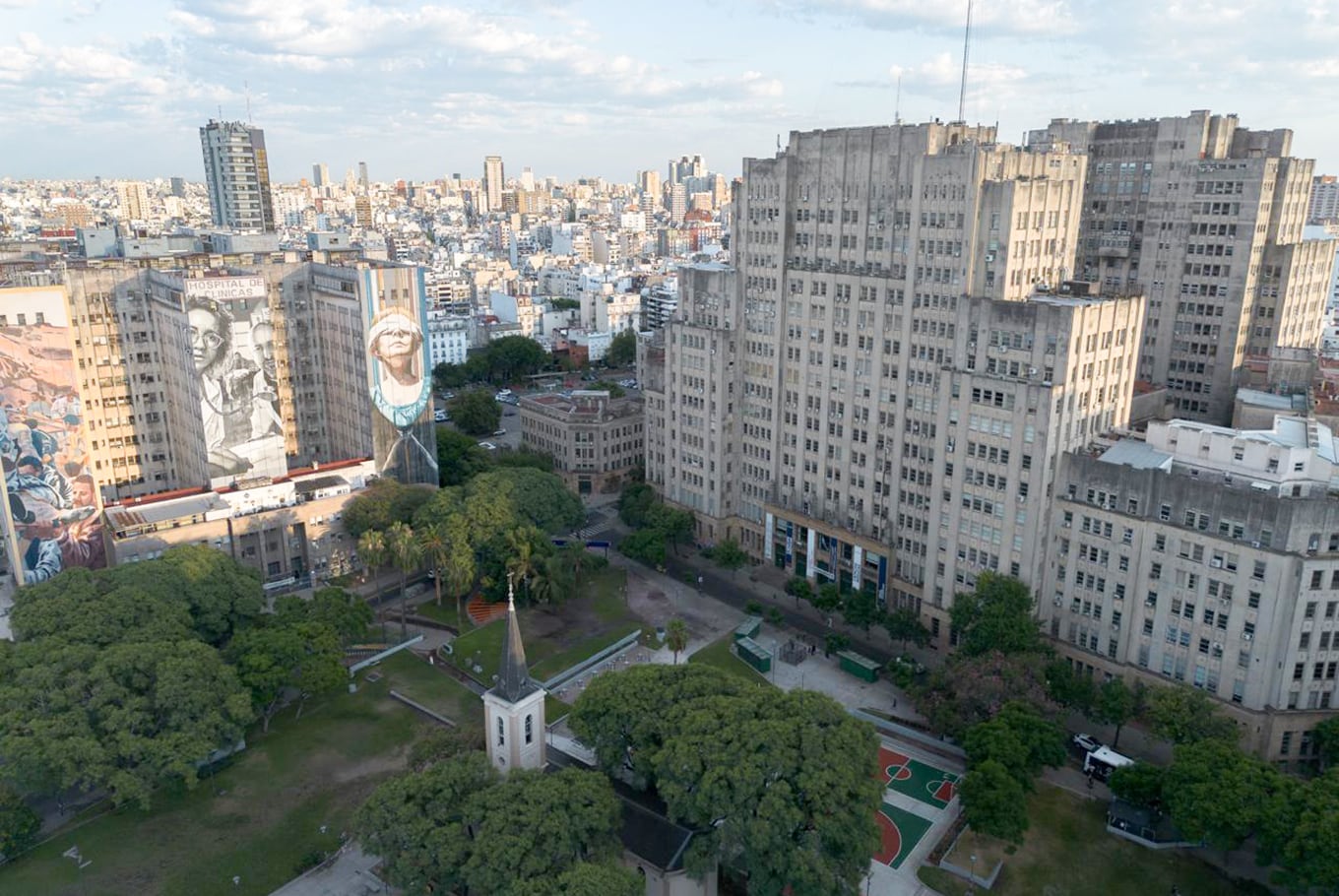 Vista aérea de Plaza Houssay, con los accesos a la facultad de Medicina sin movimiento por el inicio del paro universitario