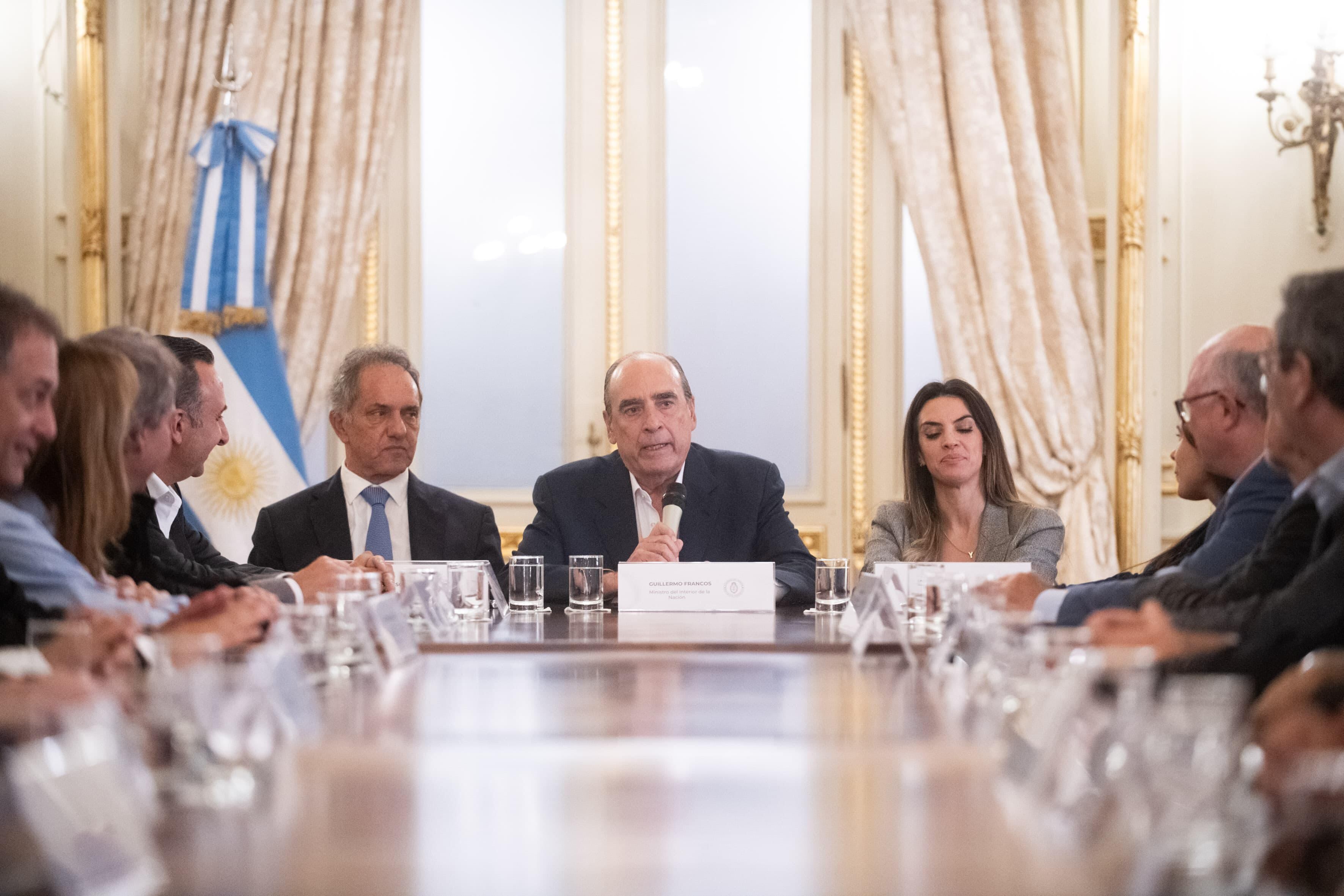 El ministro del Interior, Guillermo Francos, y el secretario de Turismo, Ambiente y Deportes, Daniel Scioli, recibieron en Casa de Gobierno a los representantes de las cámaras y asociaciones del sector turístico privado