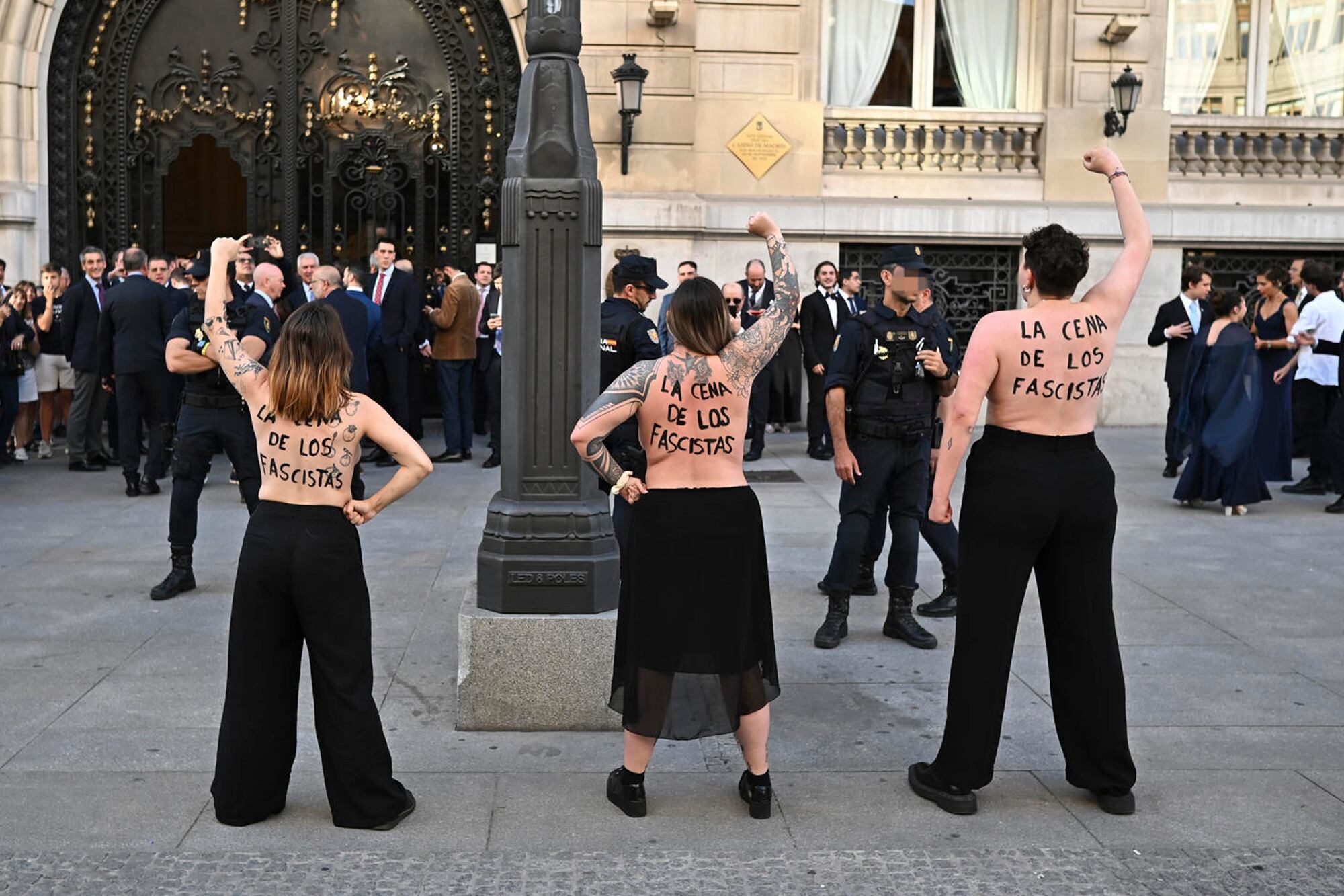 Activistas del movimiento FEMEN durante la protesta que han convocado este viernes en los exteriores del Casino de Madrid donde el presidente de Argentina, Javier Milei, recibe el Premio Juan de Mariana 2024