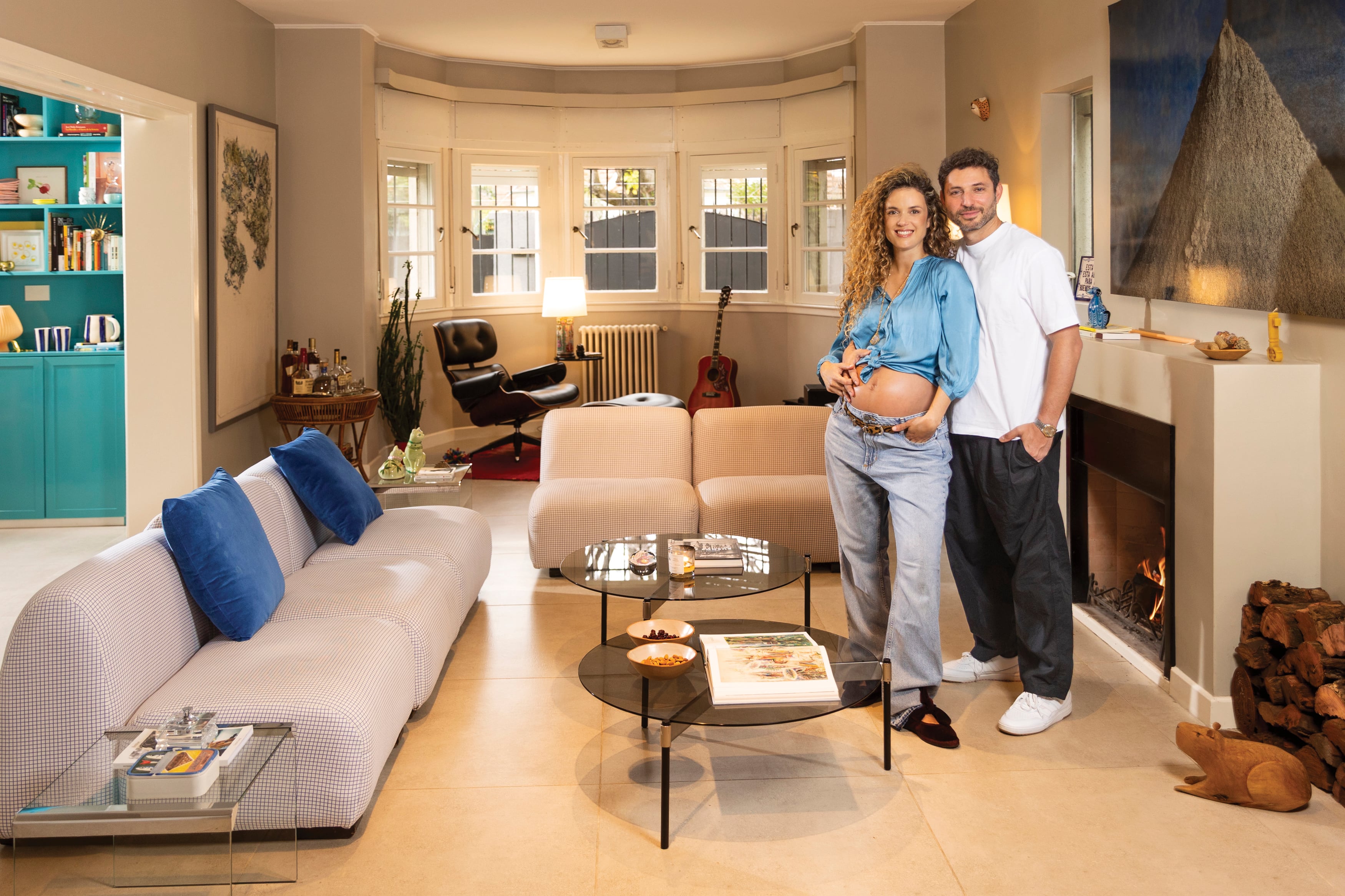 Felices en el living de la casa que comparten en zona norte, en la que en pocas semanas serán tres