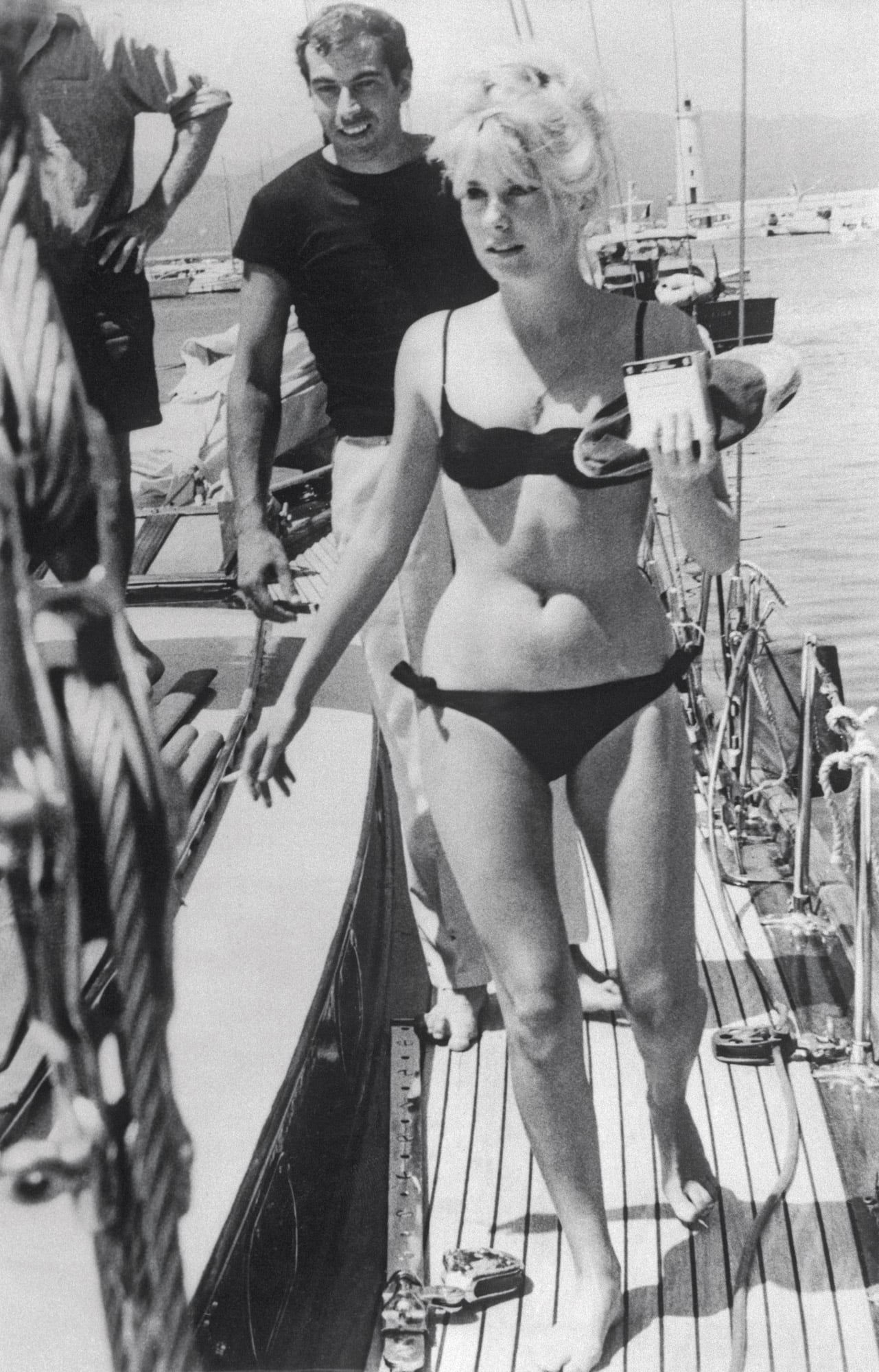 Deneuve y Roger Vadim –aquí en el verano
del 62– vivieron un intenso y escandaloso romance
marcado por la diferencia de edad. Cuando se
conocieron ella tenía 18 años y él, 33