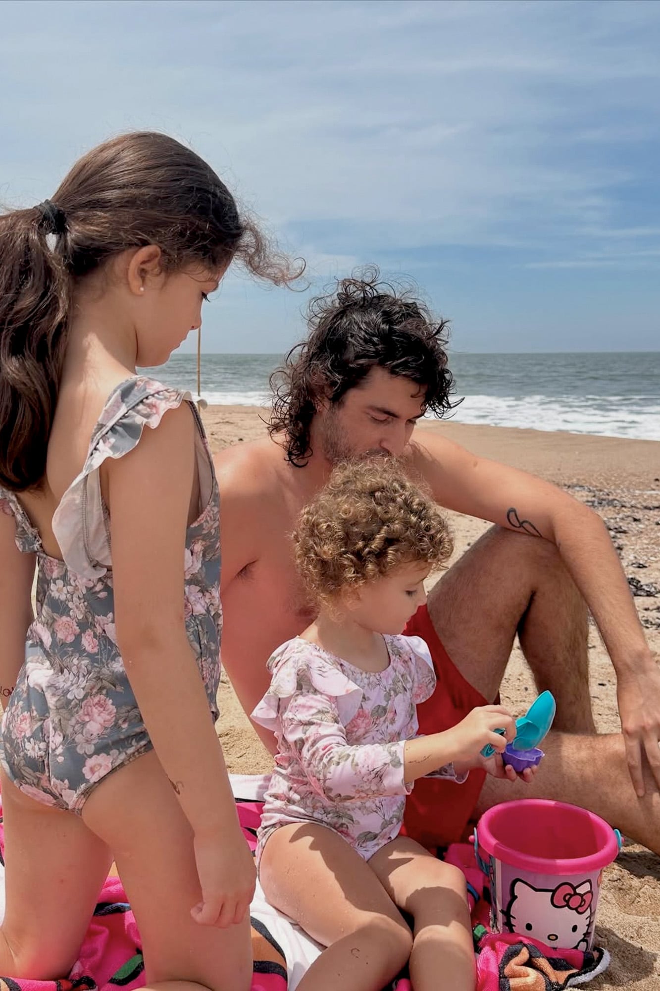 Lucas juega con sus hermanas menores