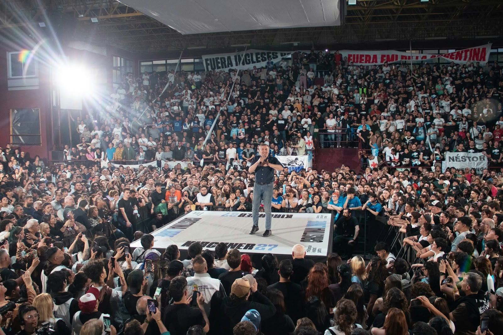 Máximo Kirchner, orador en el miroestadio de Lanús