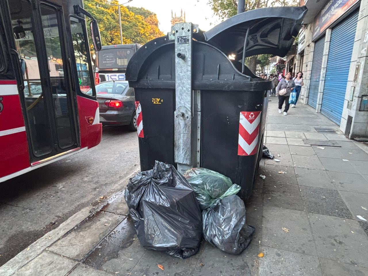 En Nueva Pompeya, en Traful y Enrique Ochoa, los vecinos denuncian que se vacían los contenedores, pero quedan bolsas acumuladas a su alrededor durante días