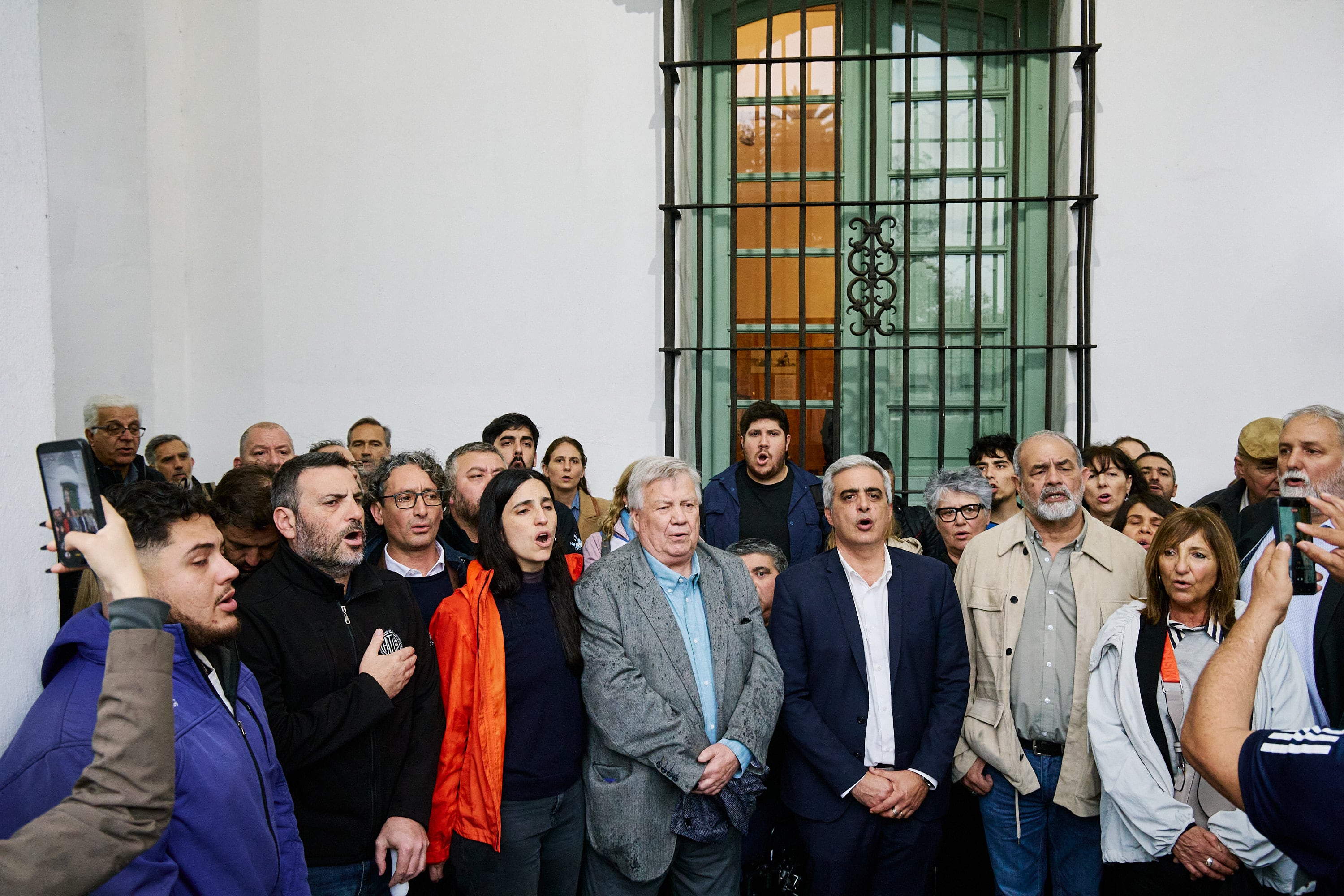 Por la lluvia, trasladaron el acto que iba a ser en la Plaza de Mayo a la galería del Cabildo