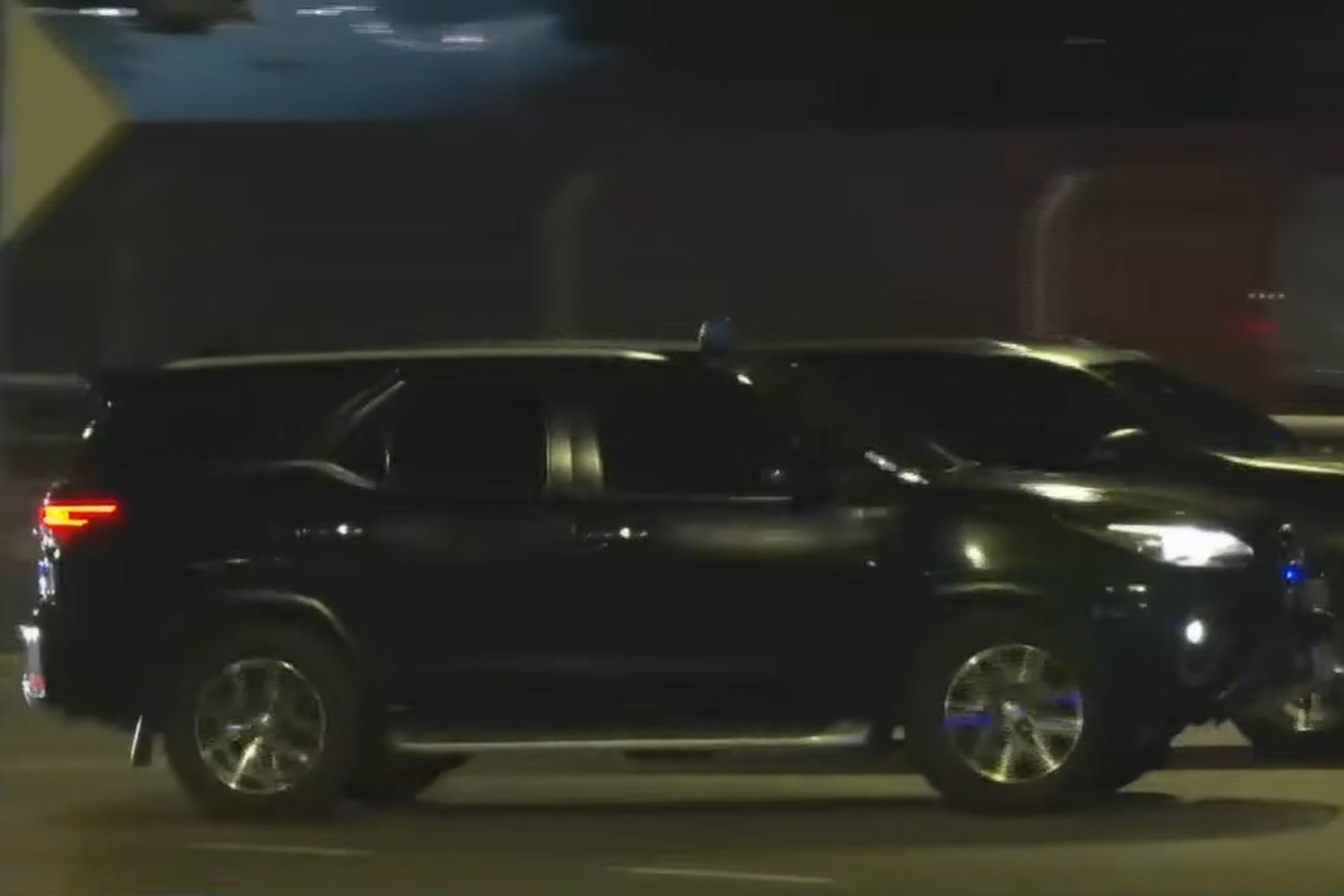 La camioneta de Javier Milei llegando a Aeroparque antes del viaje a Estados Unidos