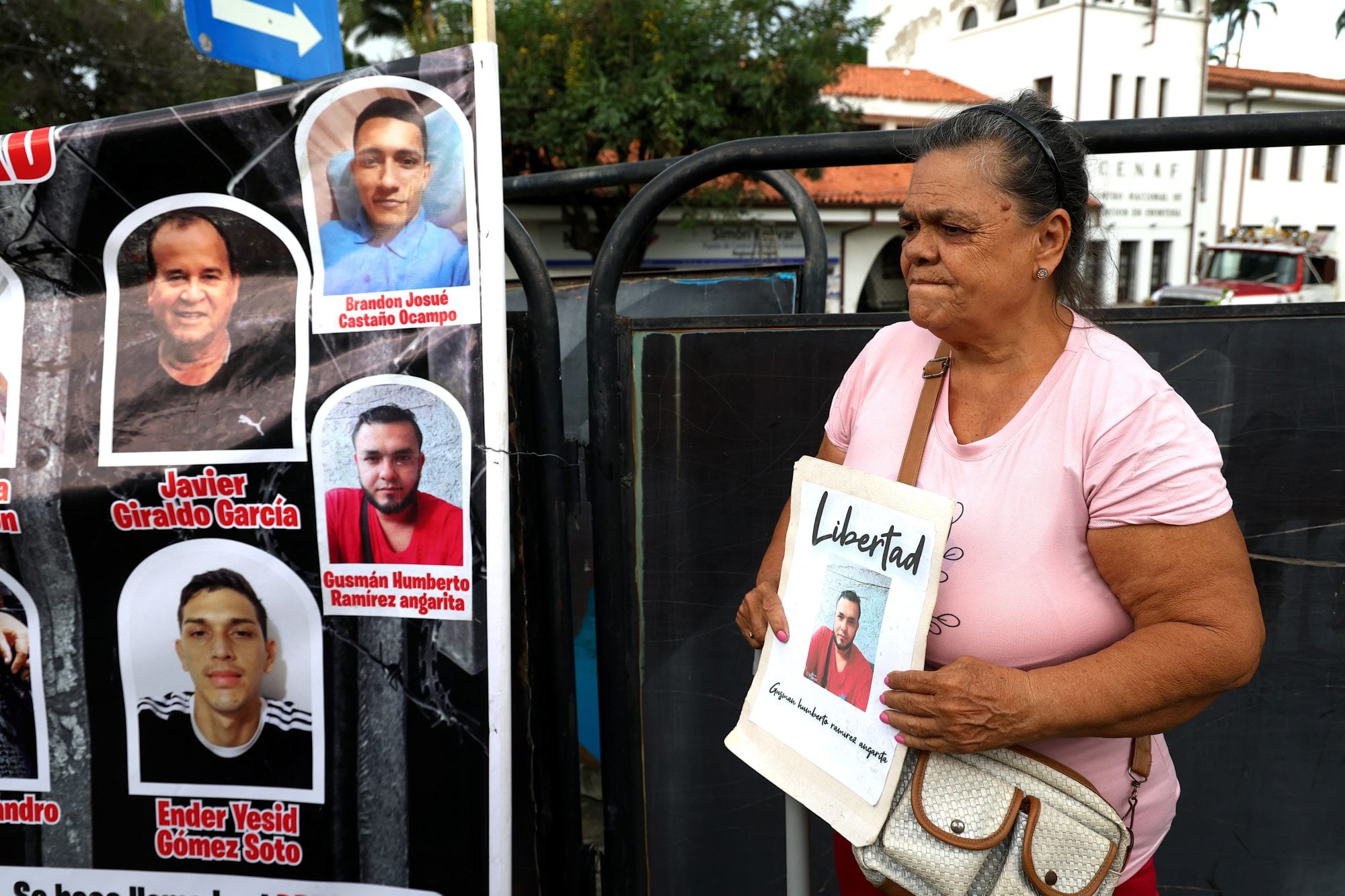 Familiares de presos políticos se congregaron en el puente Simón Bolívar en la frontera de Colombia y Venezuela.
