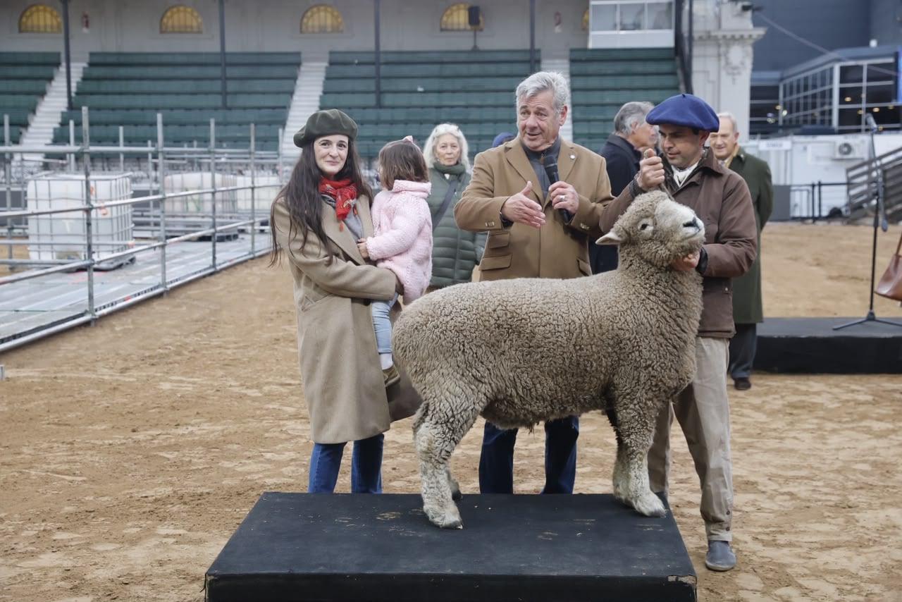 Tim Payne posa para las fotos. Atrás, la cabañera Florencia Gibson y el presidente de la Rural, Nicolás Pino