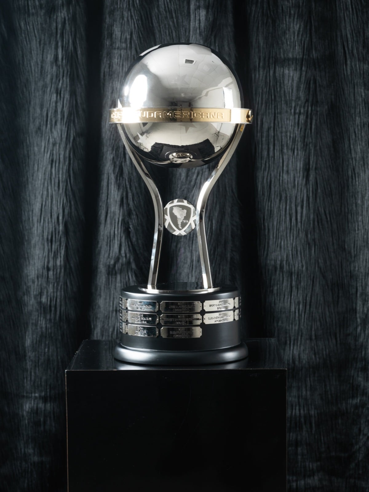 El trofeo de la Copa Sudamericana se pondrá en juego el 21 de noviembre en Barranquilla, sede de la final.