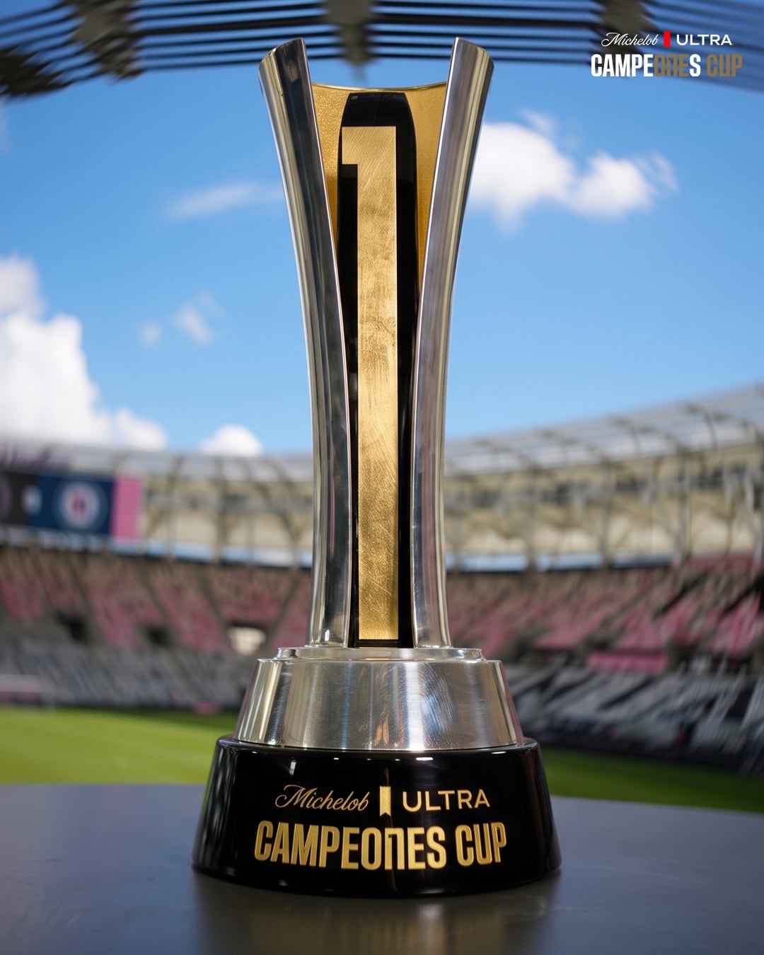 El trofeo de la Campeones Cup