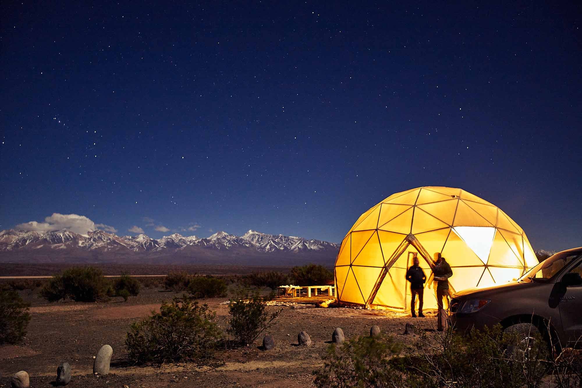 Los domos del silencio frente a la Pampa del Leoncito cerca de Barreal, San Juan; con vista a la cordillera se pueden pasar noches con cielos limpios llenos de estrellas