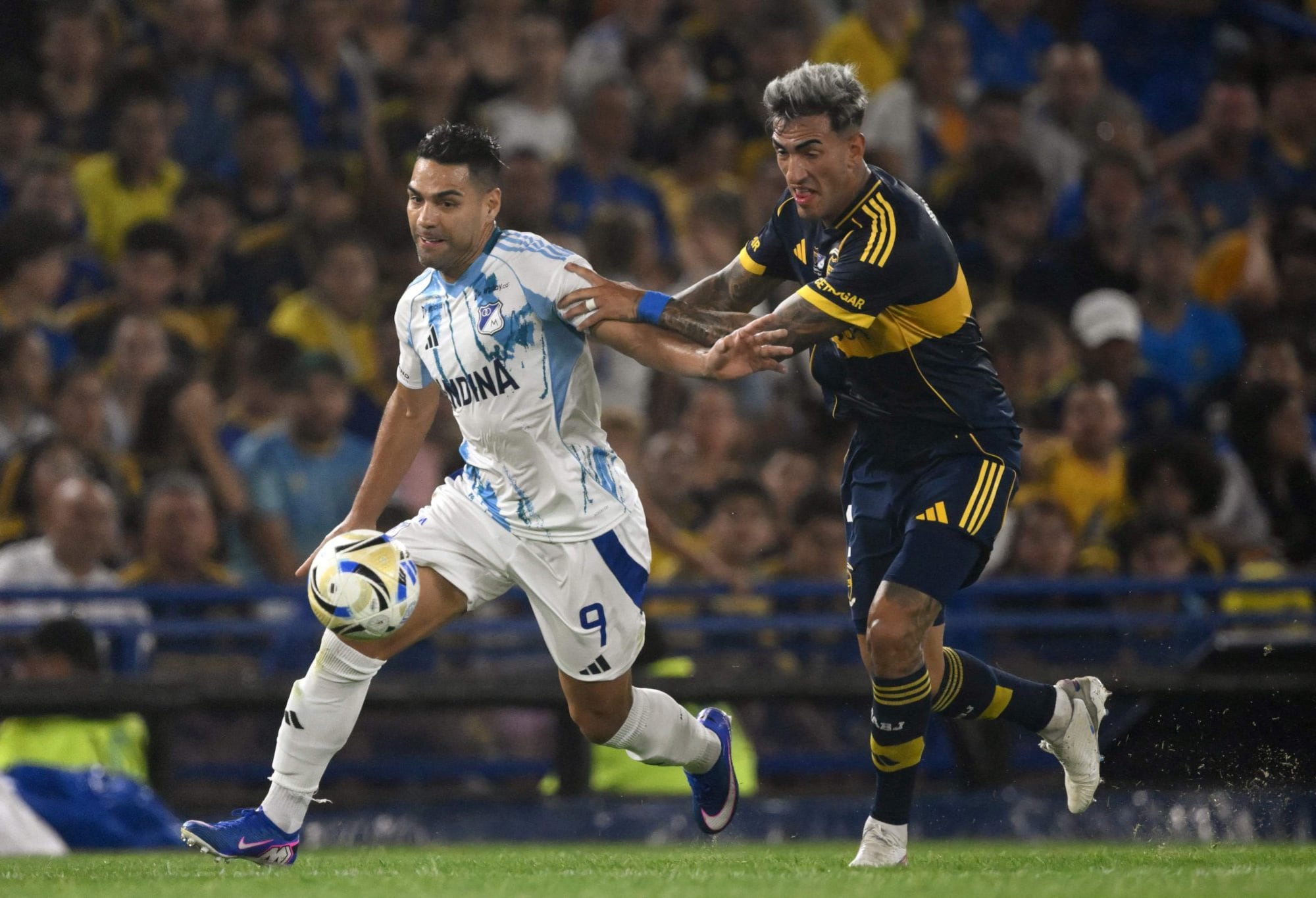 Radamel Falcao García fue sonoramente silbado cuando entró en la segunda parte, por su pasado en River; lo persigue y lo empuja Lautaro Di Lollo.