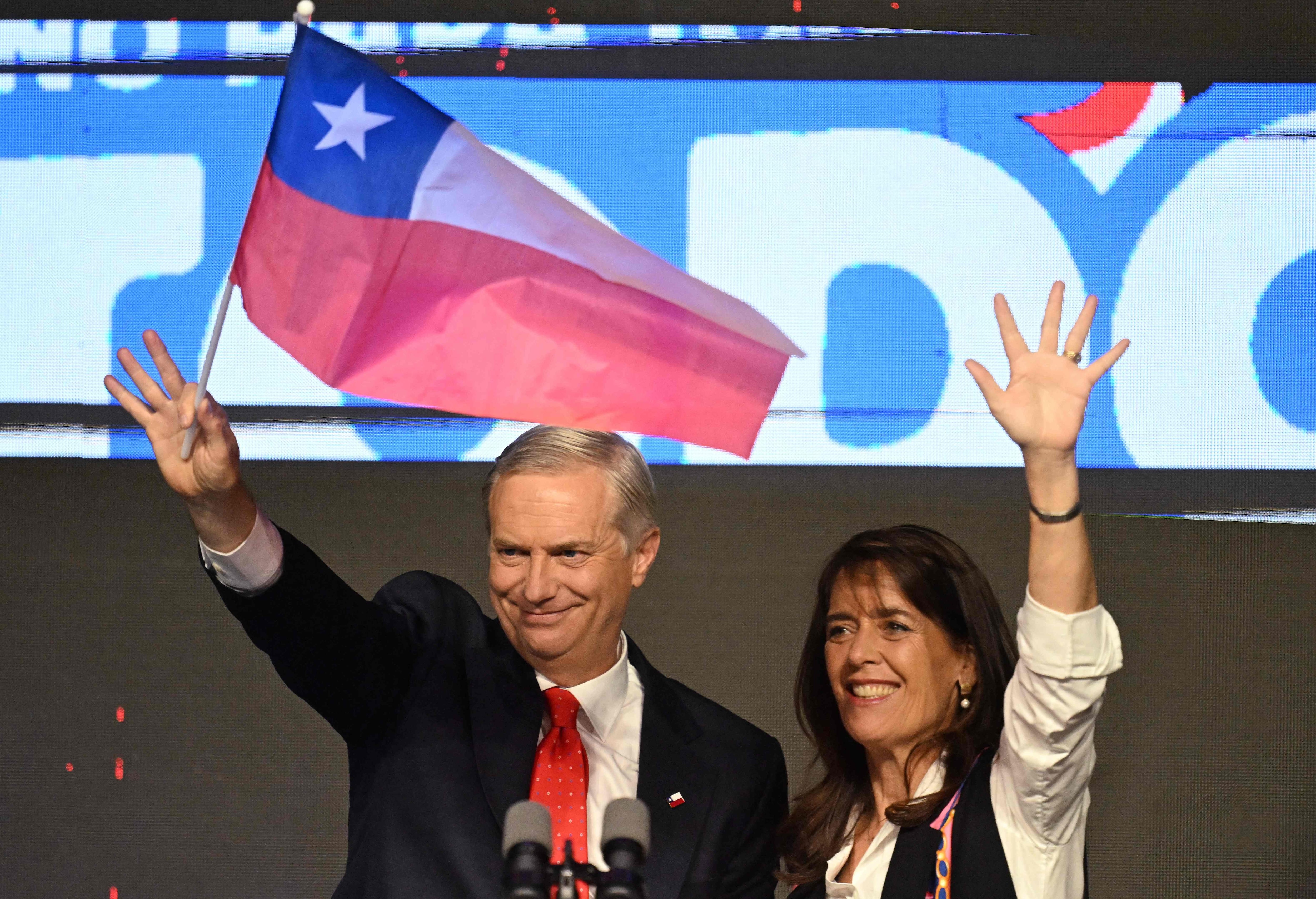 El candidato derechista Jose Antonio Kasty su esposa, tras pasar al balotaje