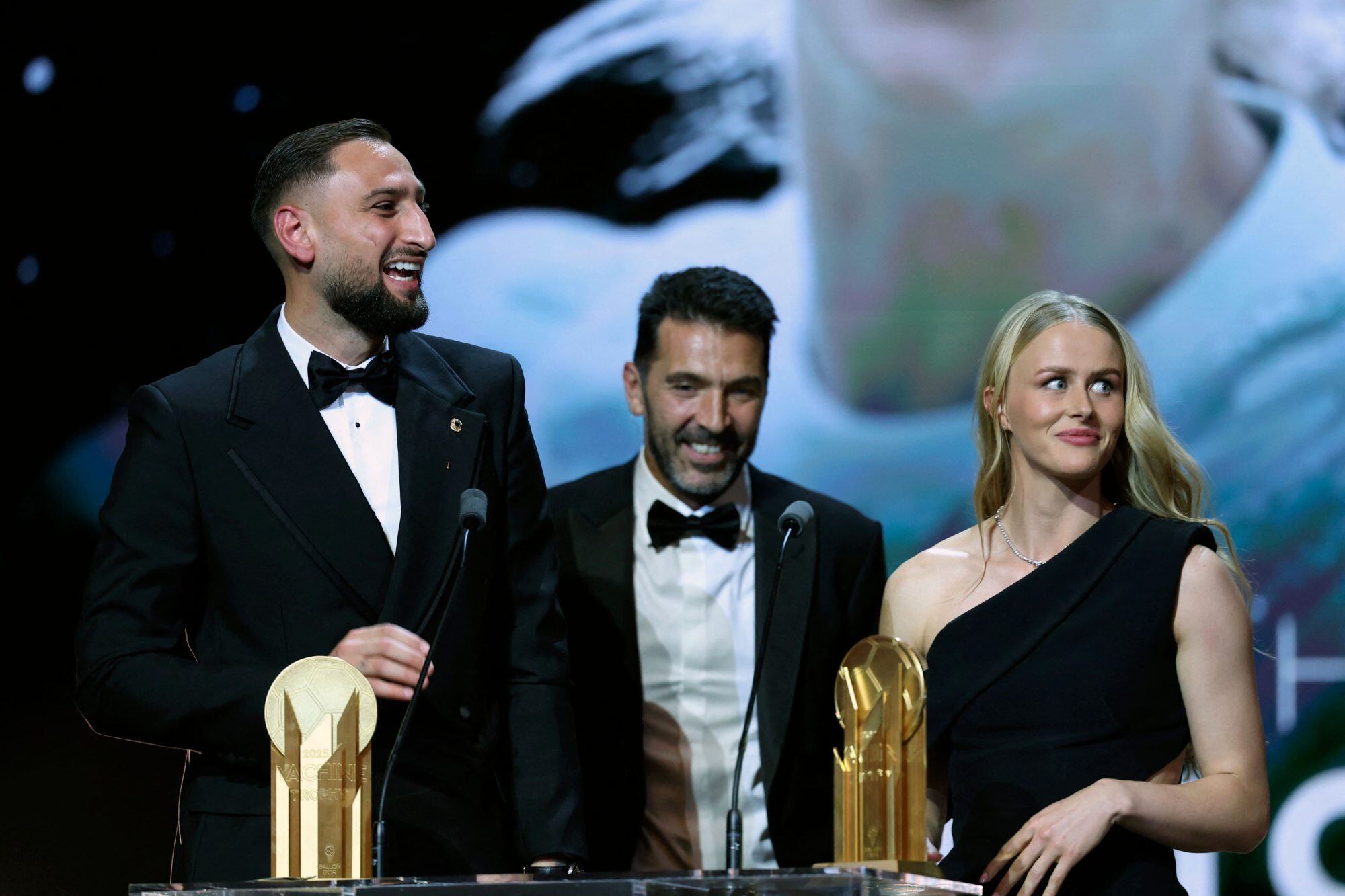 Hampton junto a Donnarumma en la entrega de los premios