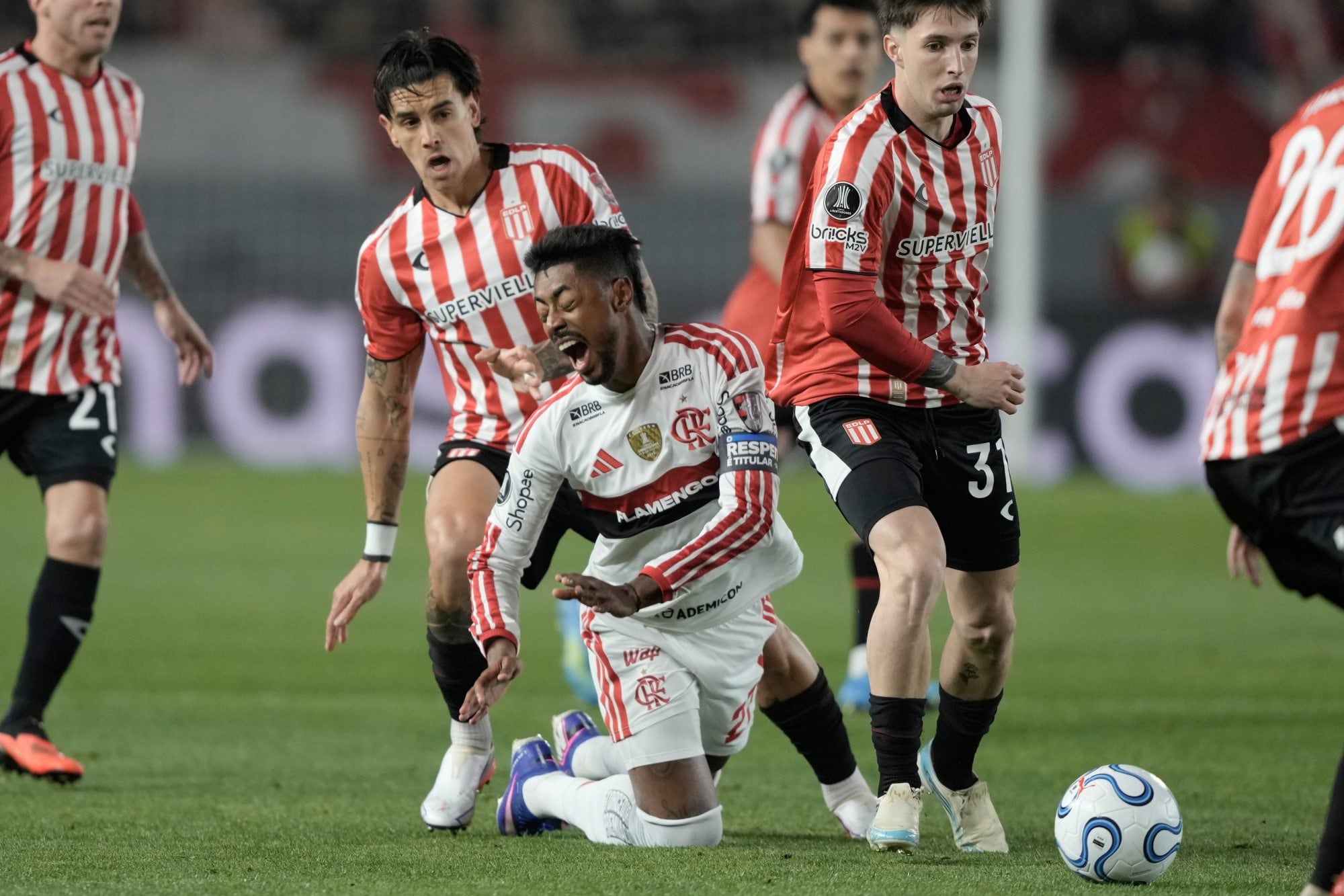 Bruno Henrique cae ante la marca de Baltasar Rodriguez y Alexis Castro (AP Photo/Natacha Pisarenko)