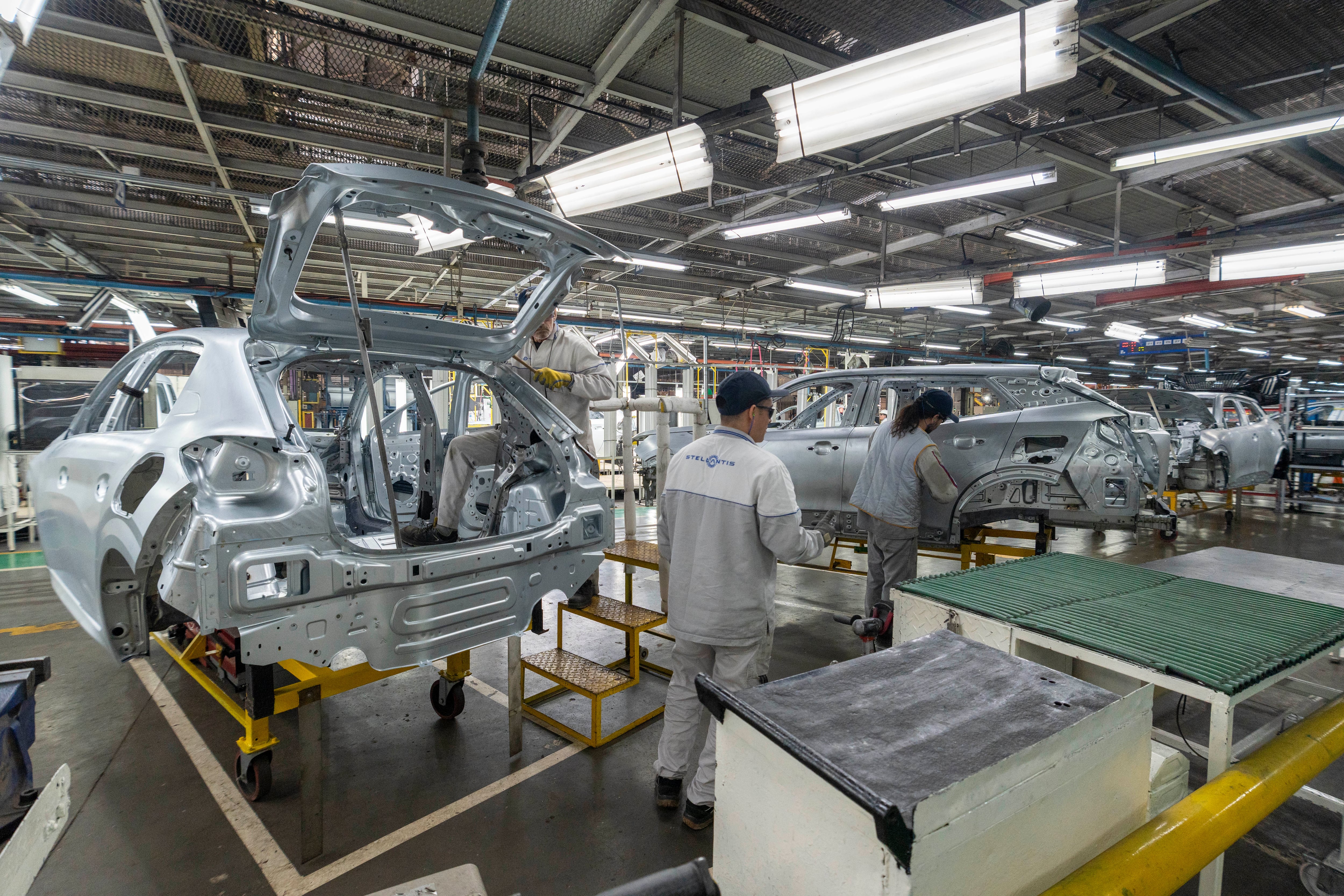 La producción de vehículos cayó un 18,3% interanual