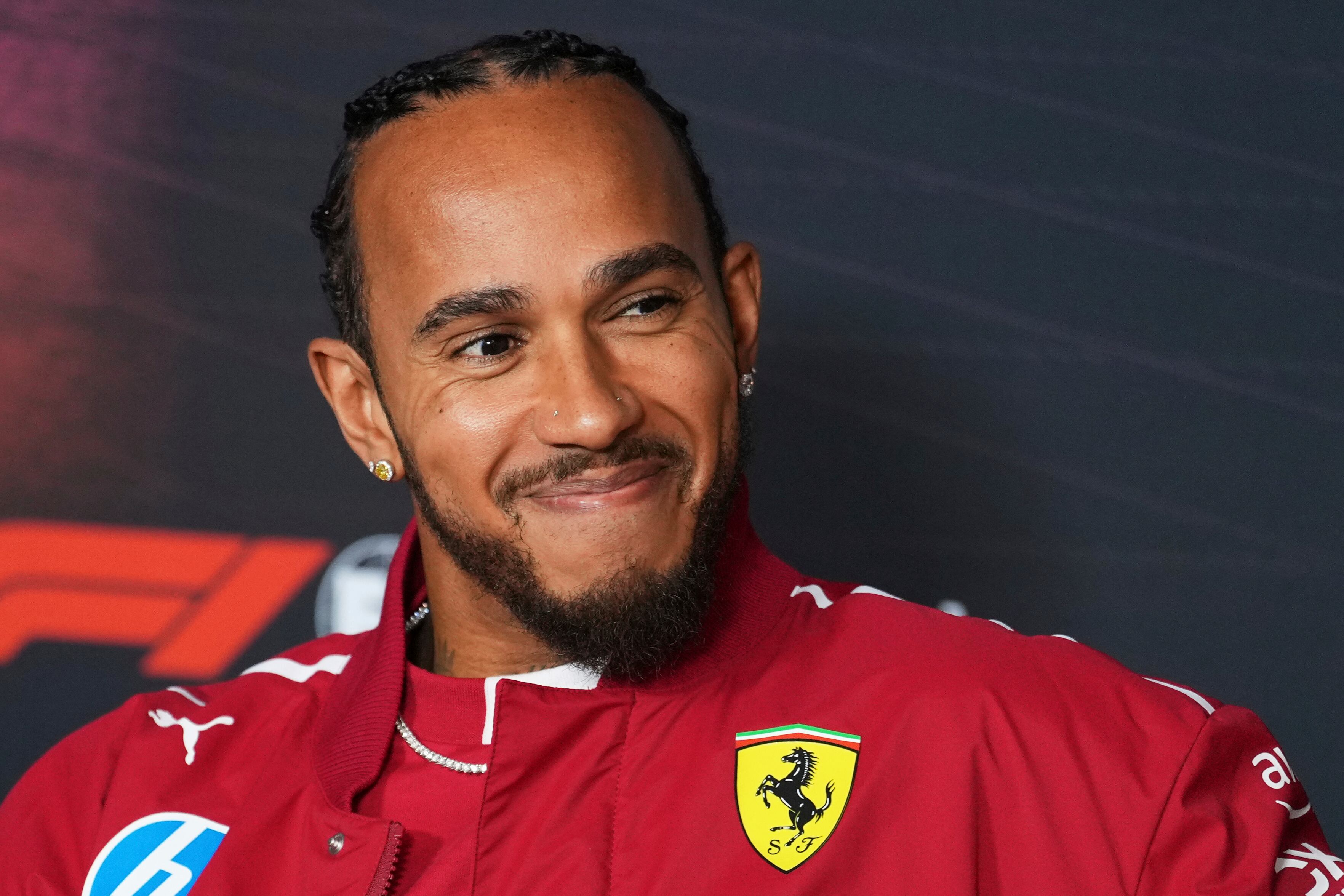 Recuperar la sonrisa y lograr su octava estrella en la Fórmula 1 son los objetivos de Hamilton; a los 40 años, el piloto empuja a nuevos desafíos a Ferrari.