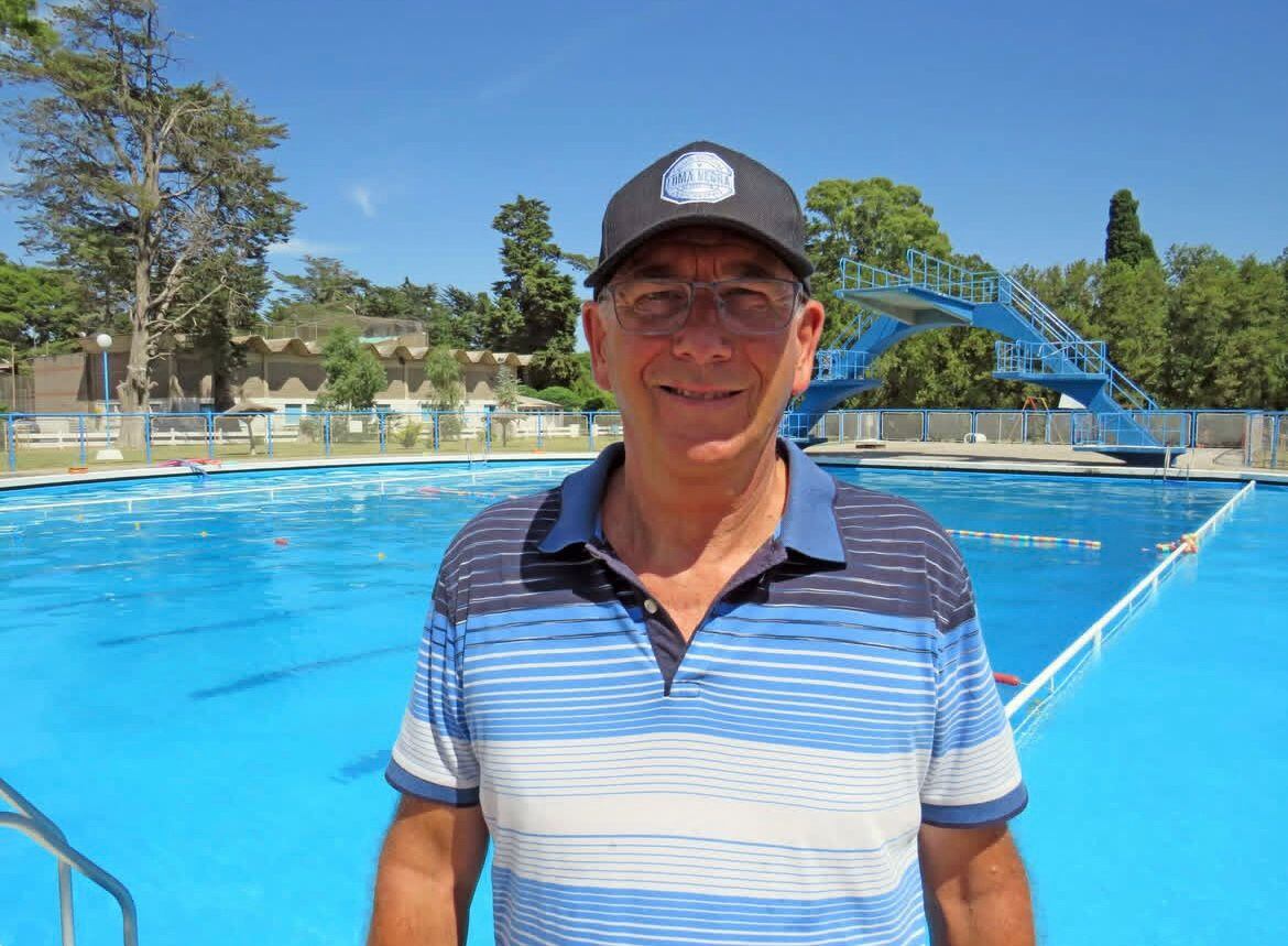 Walter Bahl, presidente del Club Social y Deportivo Loma Negra, en la pileta del predio