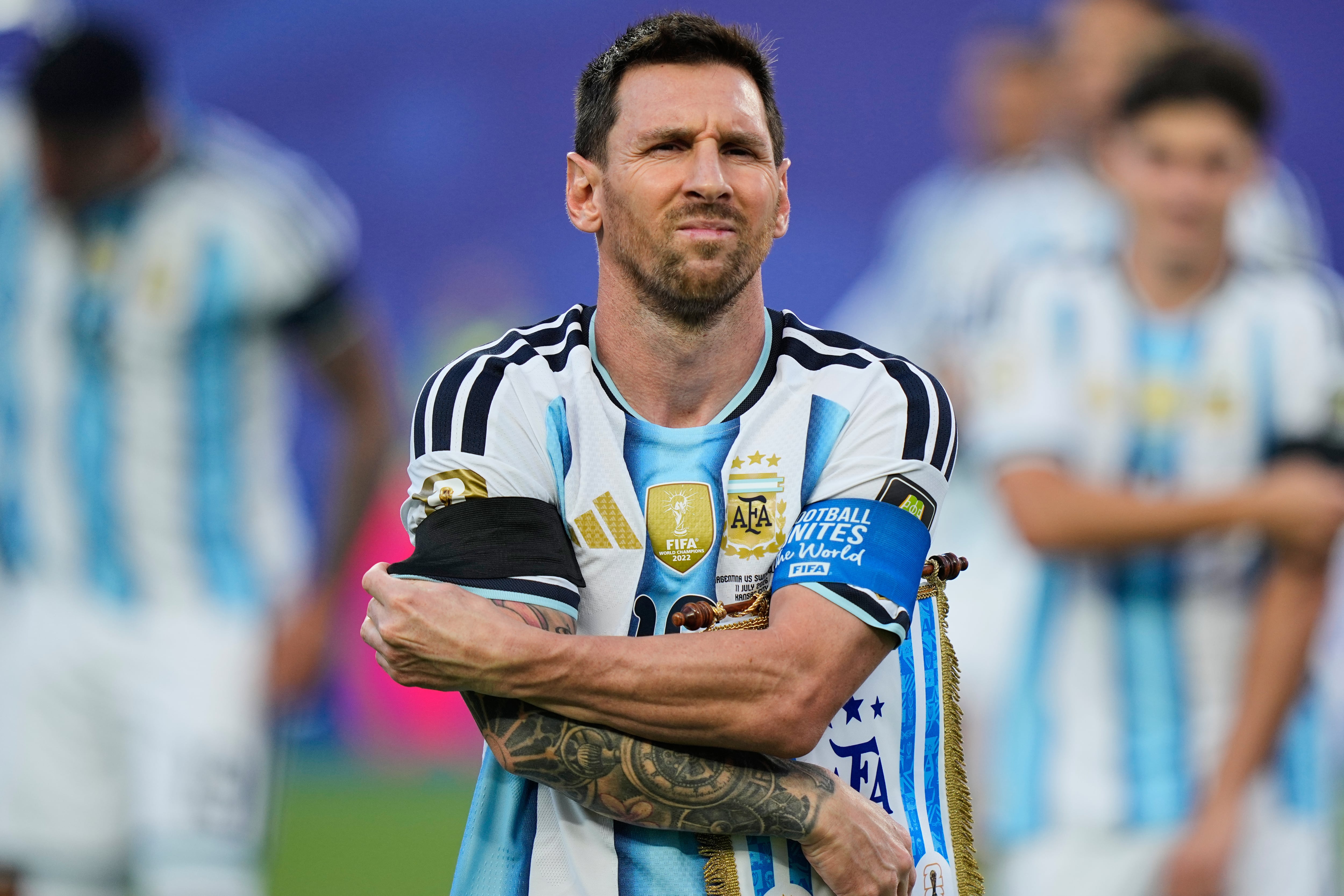 Lionel Messi se acomoda el brazalete negro en el brazo derecho en recuerdo del fallecido futbolista argentino Antonio Rattín